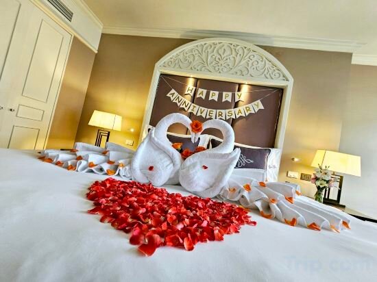 Honeymoon Suite (Main Tower)