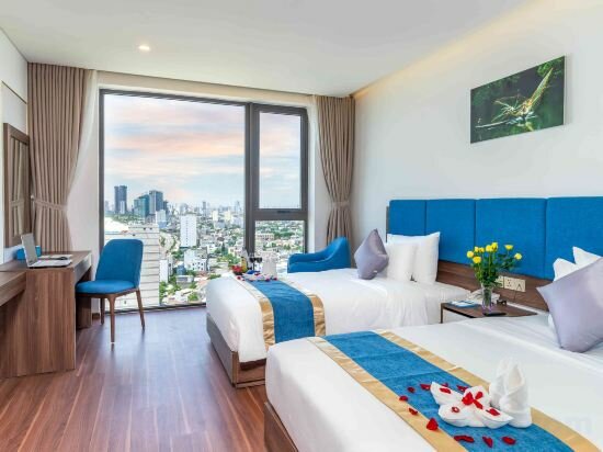 Deluxe Twin Partial Sea & City View