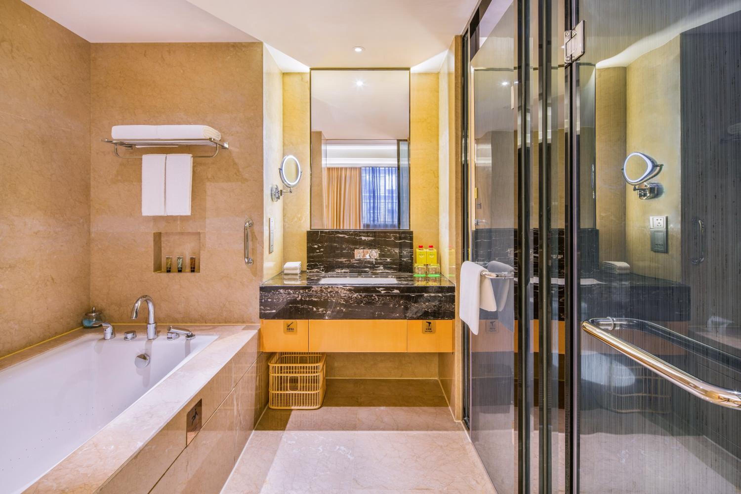 One Bed King Suite with Lounge Access High Floor