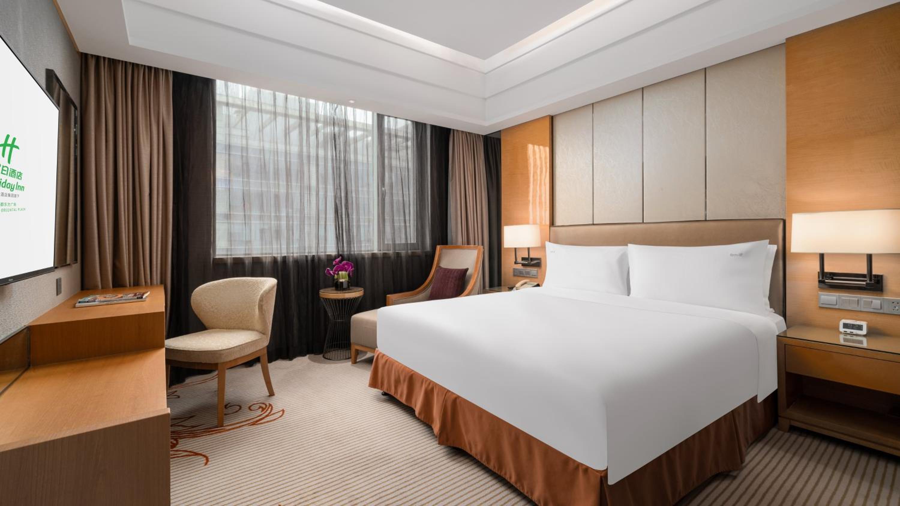 One Bed King Suite with Lounge Access High Floor