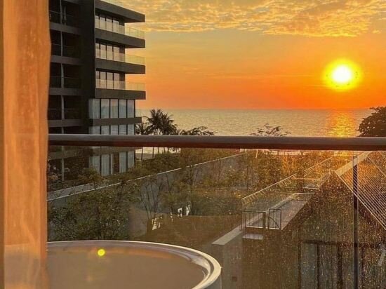 Ocean View Skybath King Room (Merry Building)