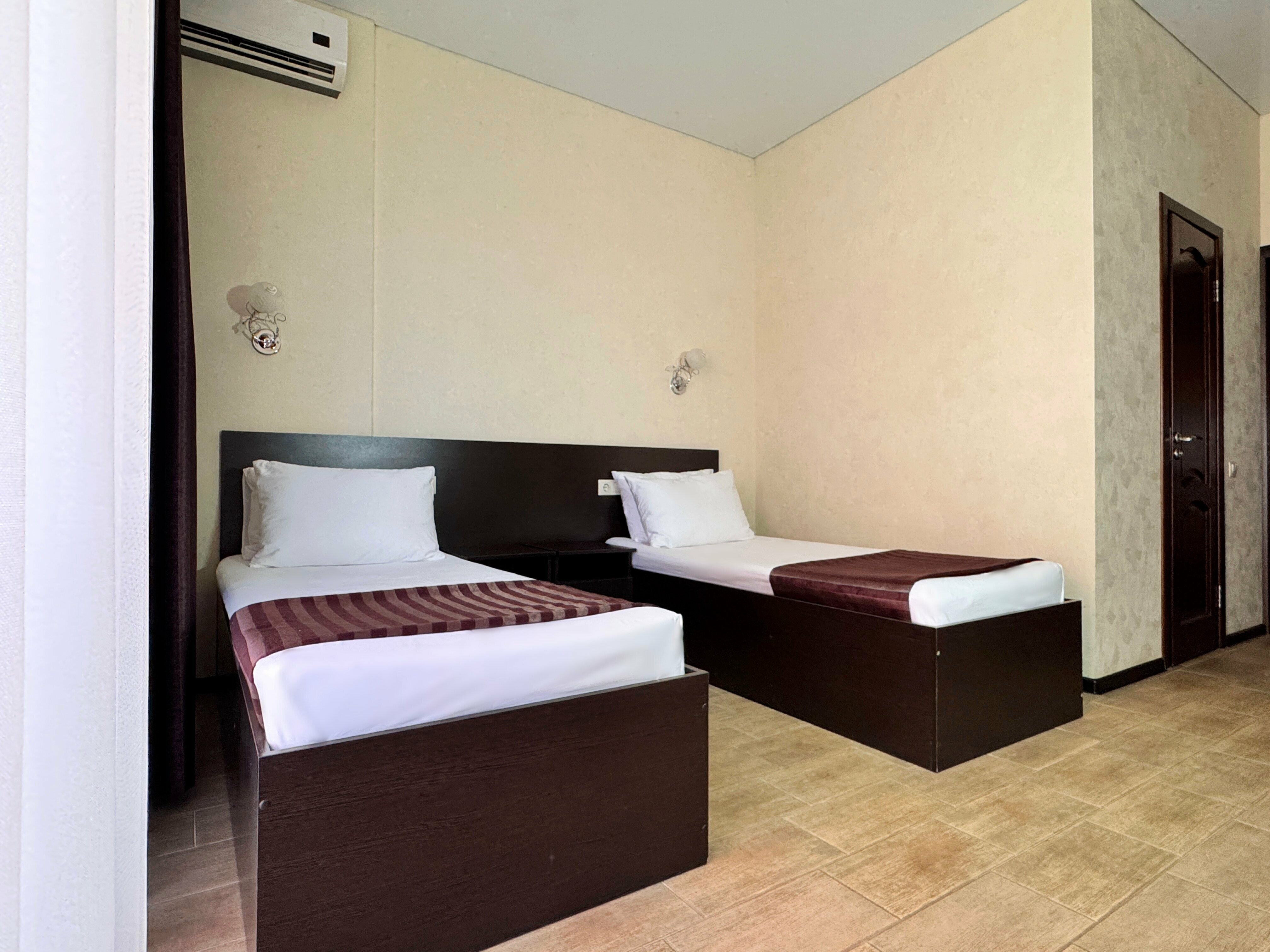 Стандарт двухместный с двумя отдельными кроватями или одной 2хспальной кроватью без балкона.