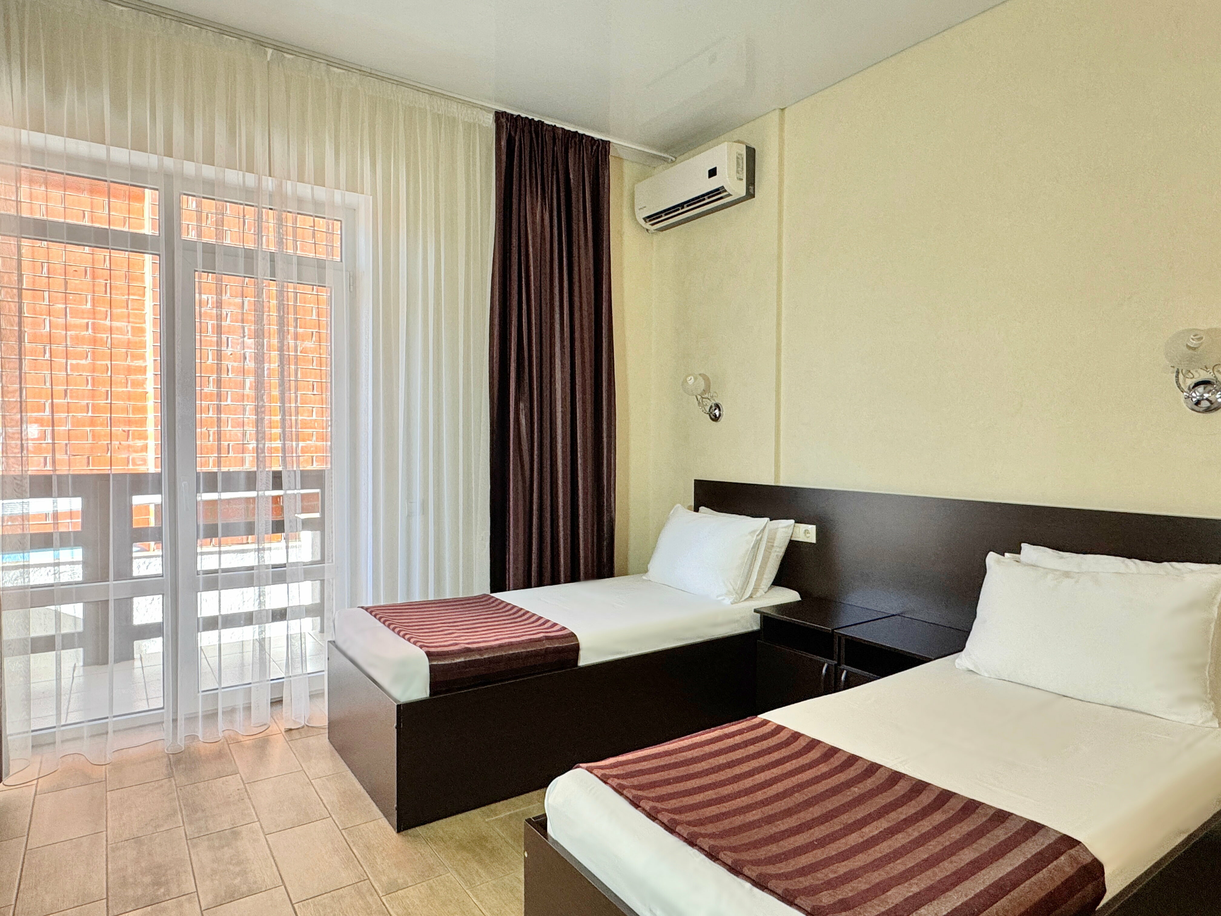 Стандарт двухместный с двумя отдельными кроватями или одной 2хспальной кроватью без балкона.