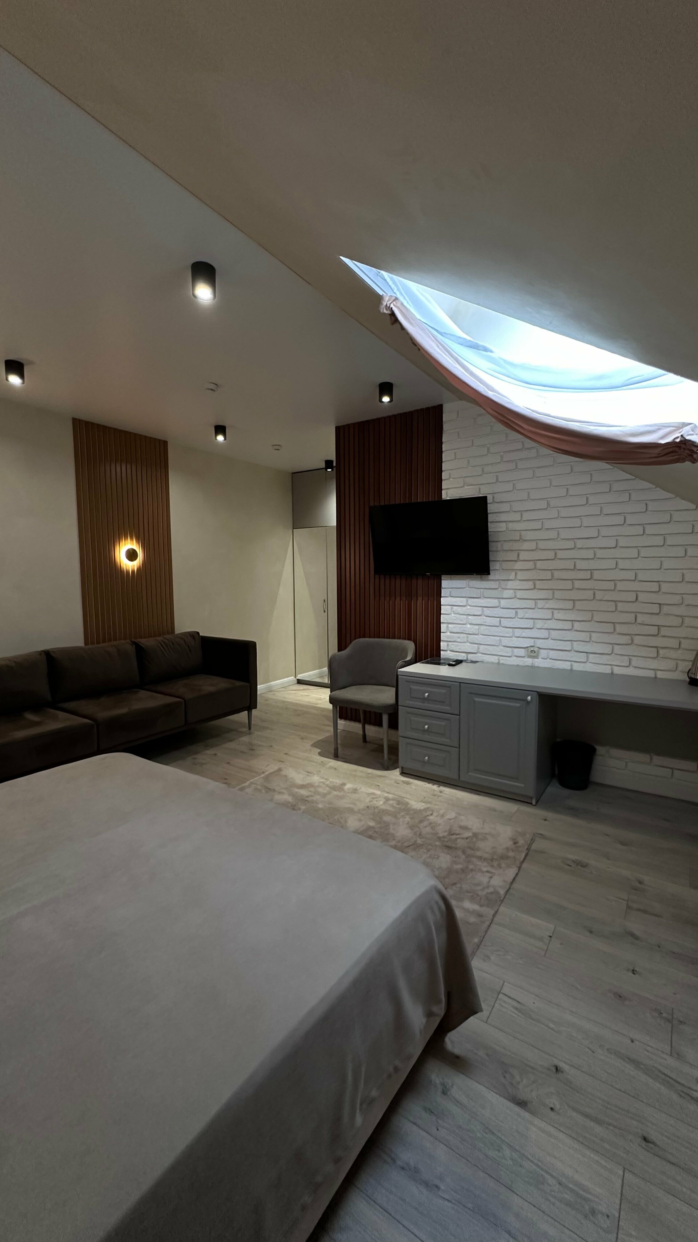 Стандарт с мансардным окном