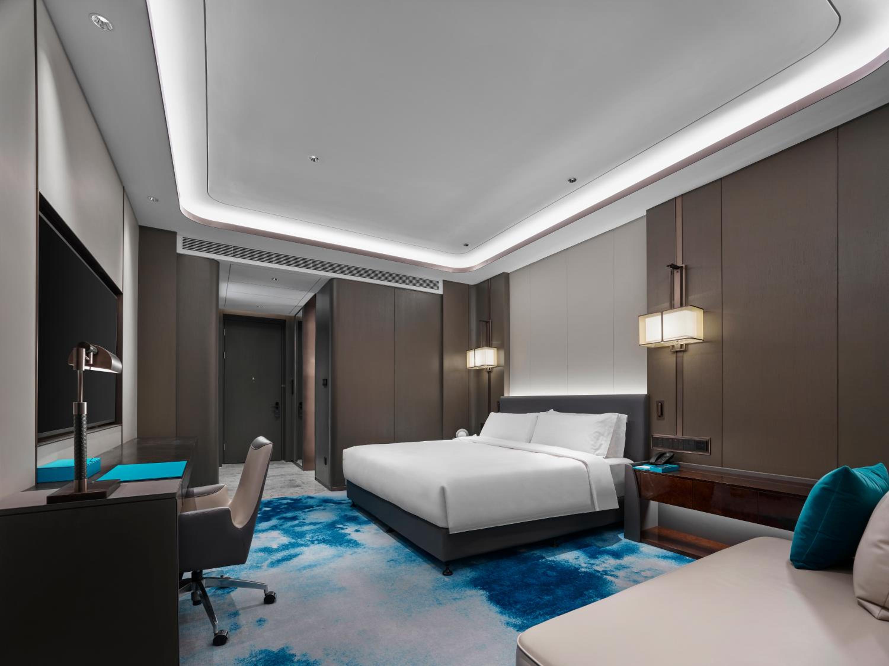 Deluxe Lake View 1 King Bed Room