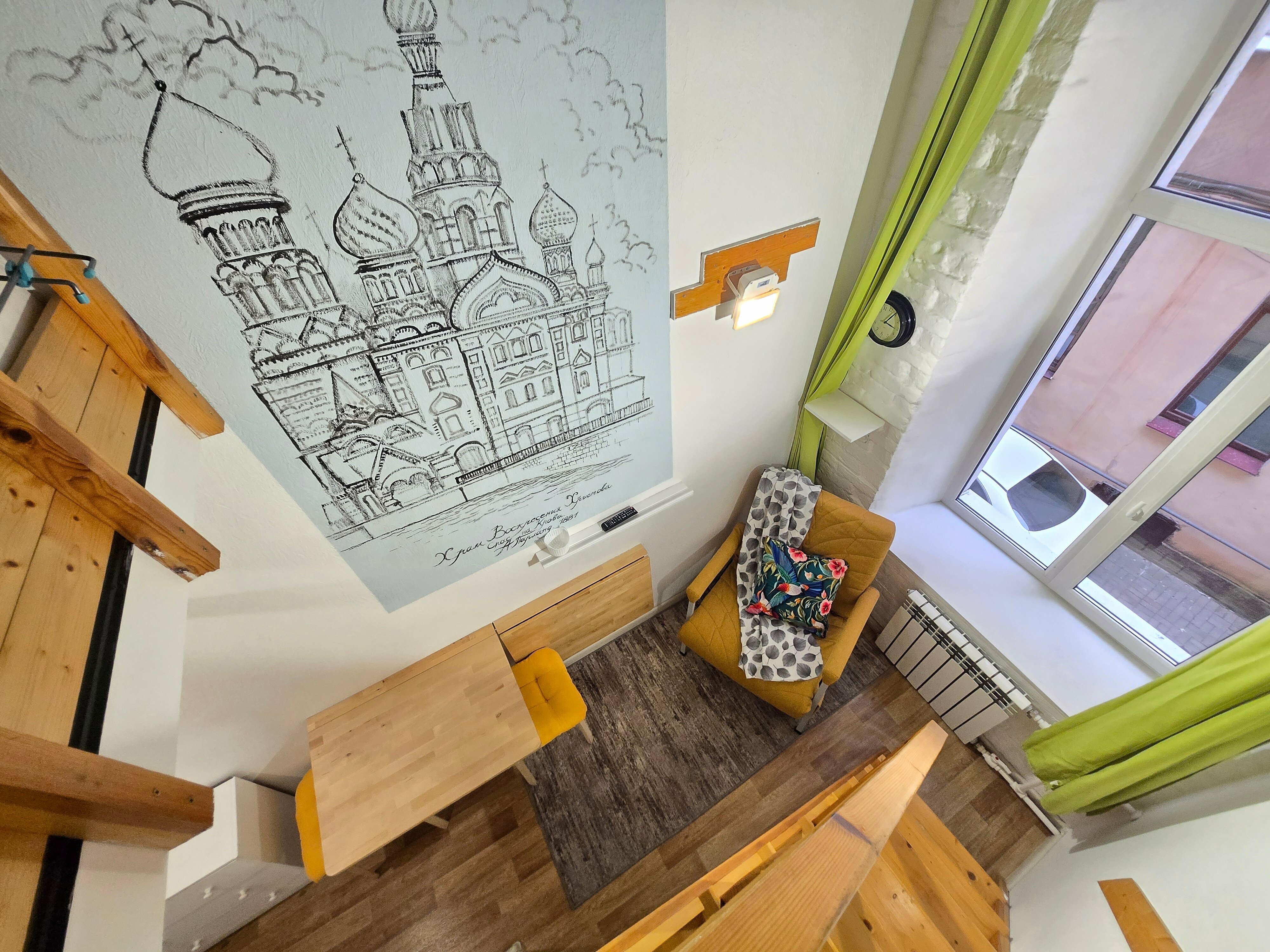 Двухуровневая студия для 3 гостей с общей ванной комнатой и кухней