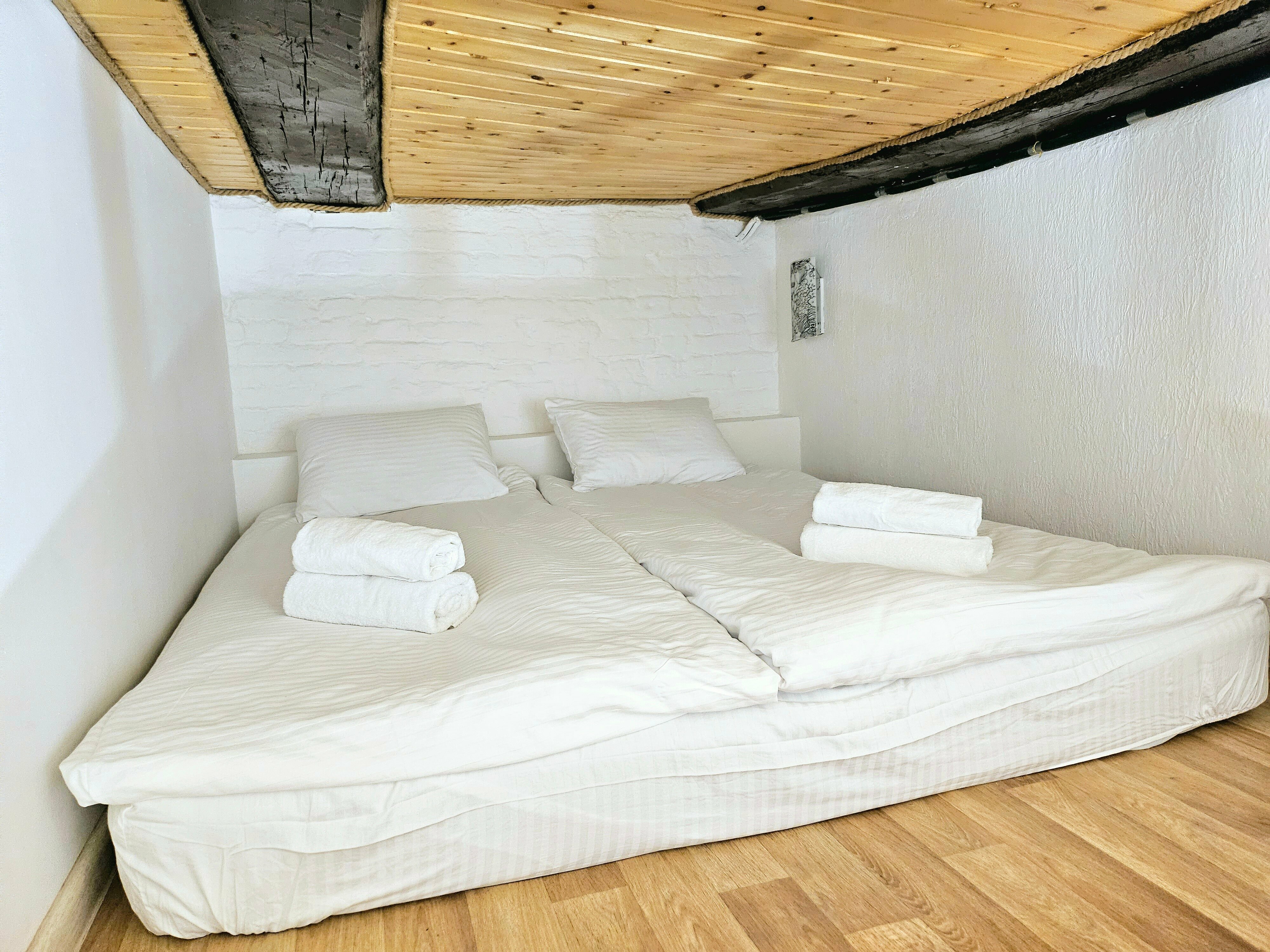 Двухуровневая студия для 3 гостей с общей ванной комнатой и кухней