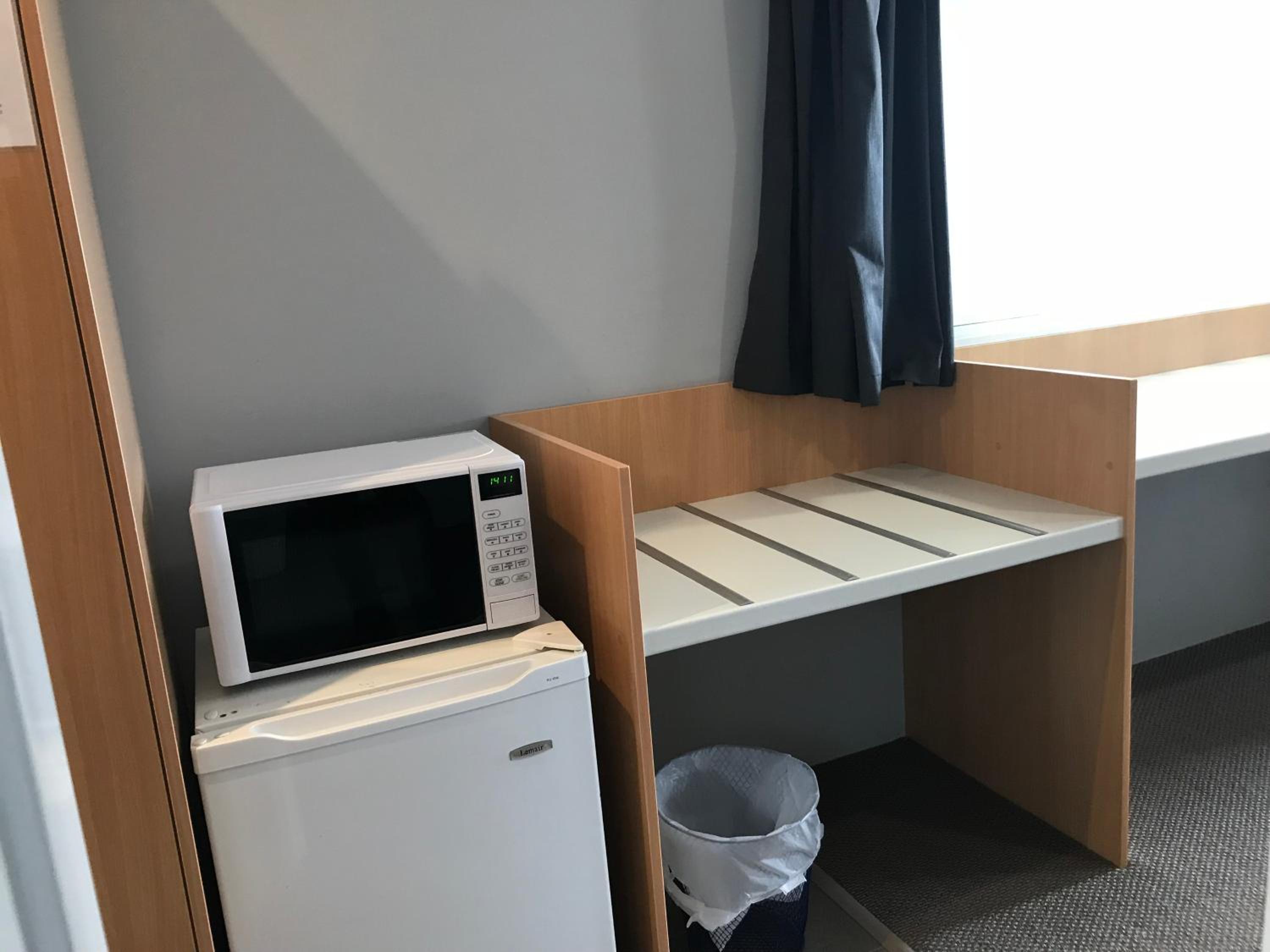 Queen Room (Next to Highway)