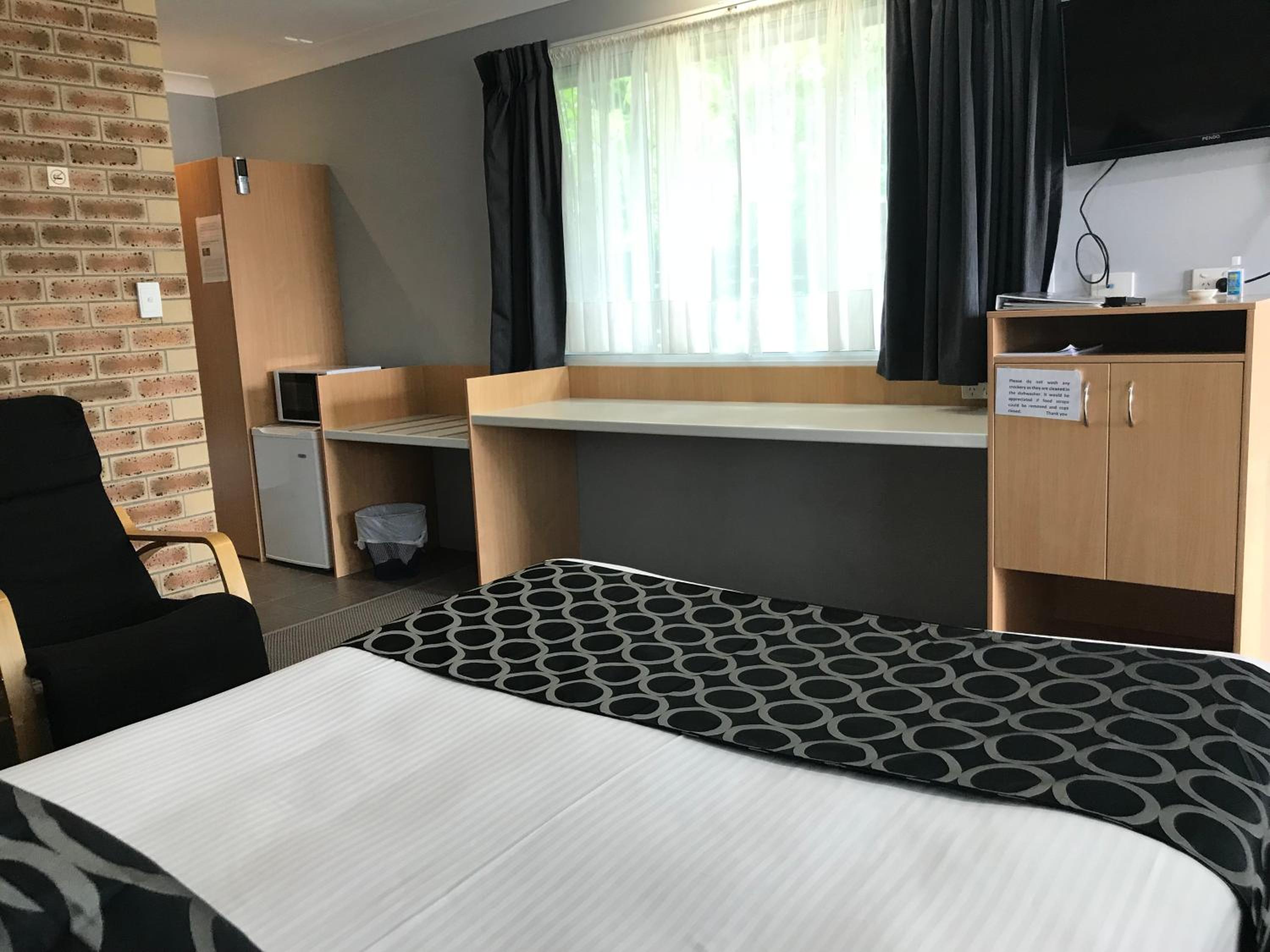 Queen Room (Next to Highway)