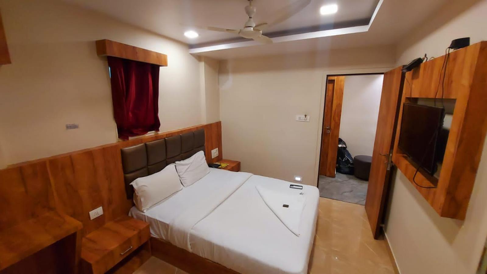Deluxe Double Room (2 Adults + 1 Child)