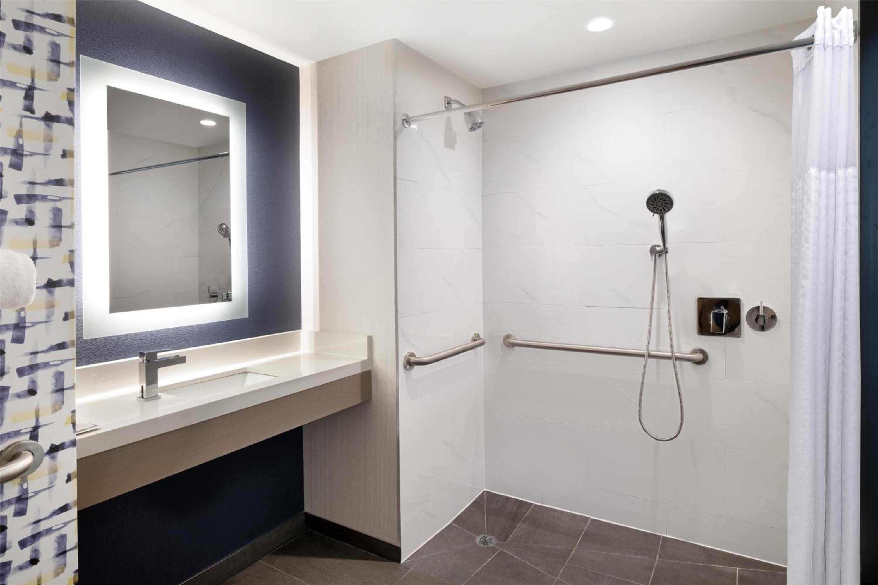 Queen Room with Roll-In Shower - Mobility Access