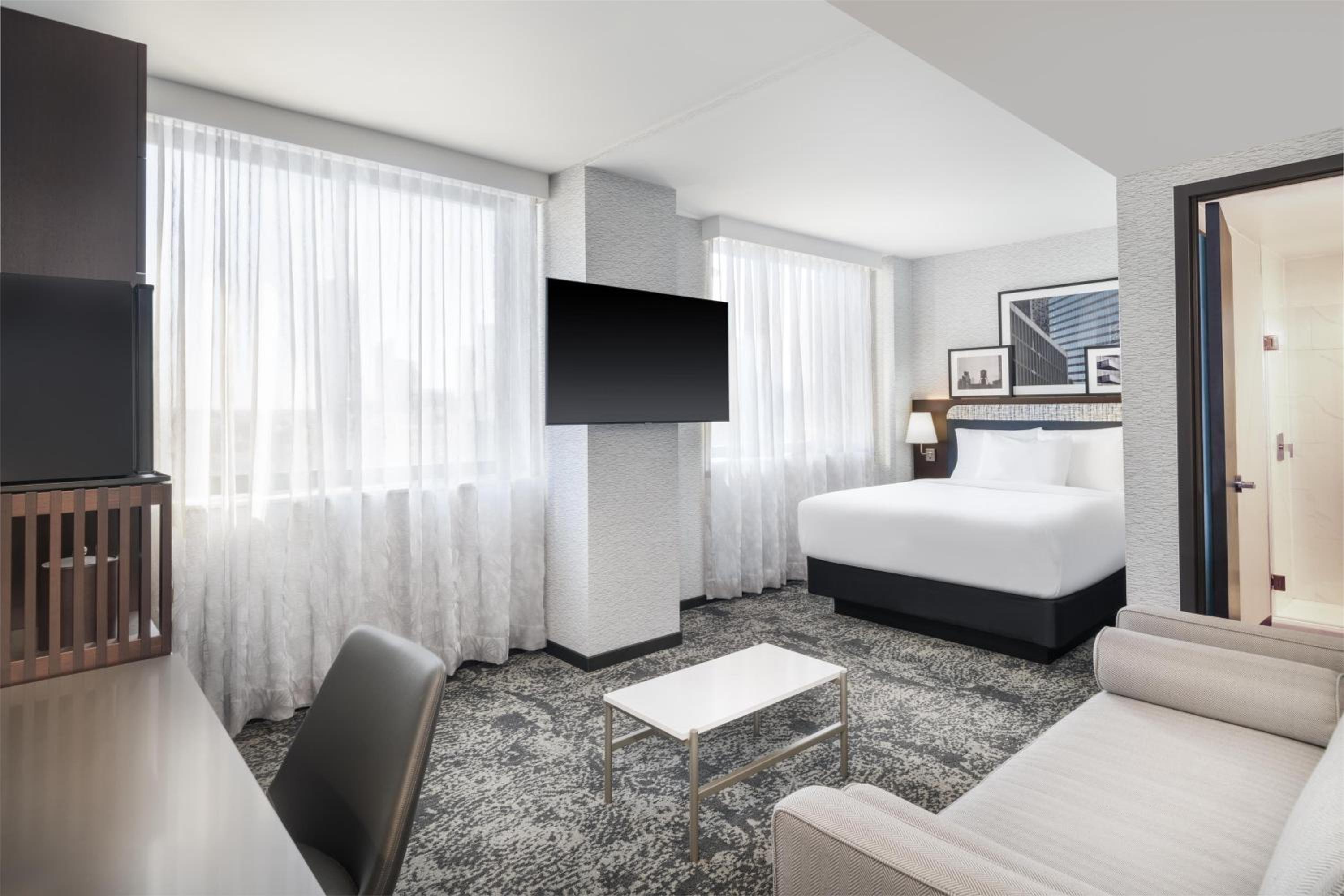 Queen Room with Bath Tub - Mobility Accessible