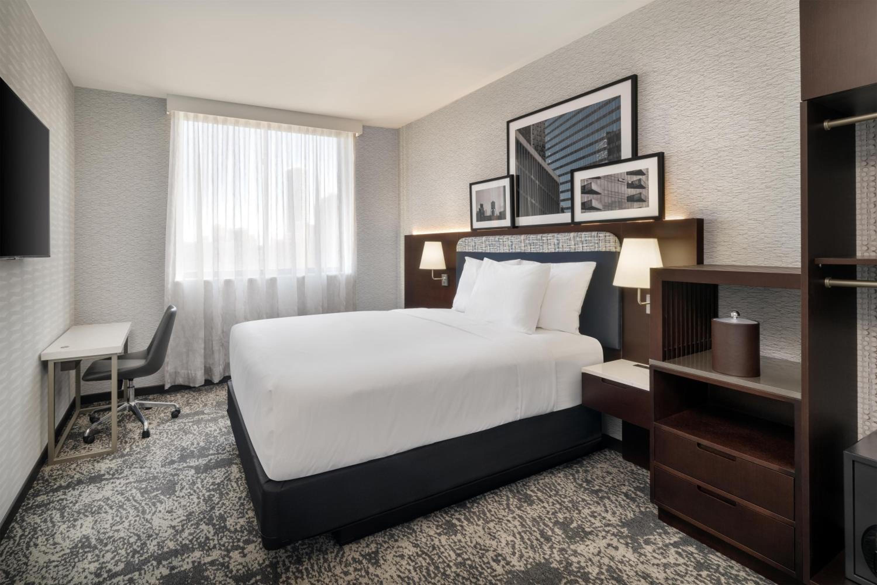 Queen Room with Roll-In Shower - Mobility Access