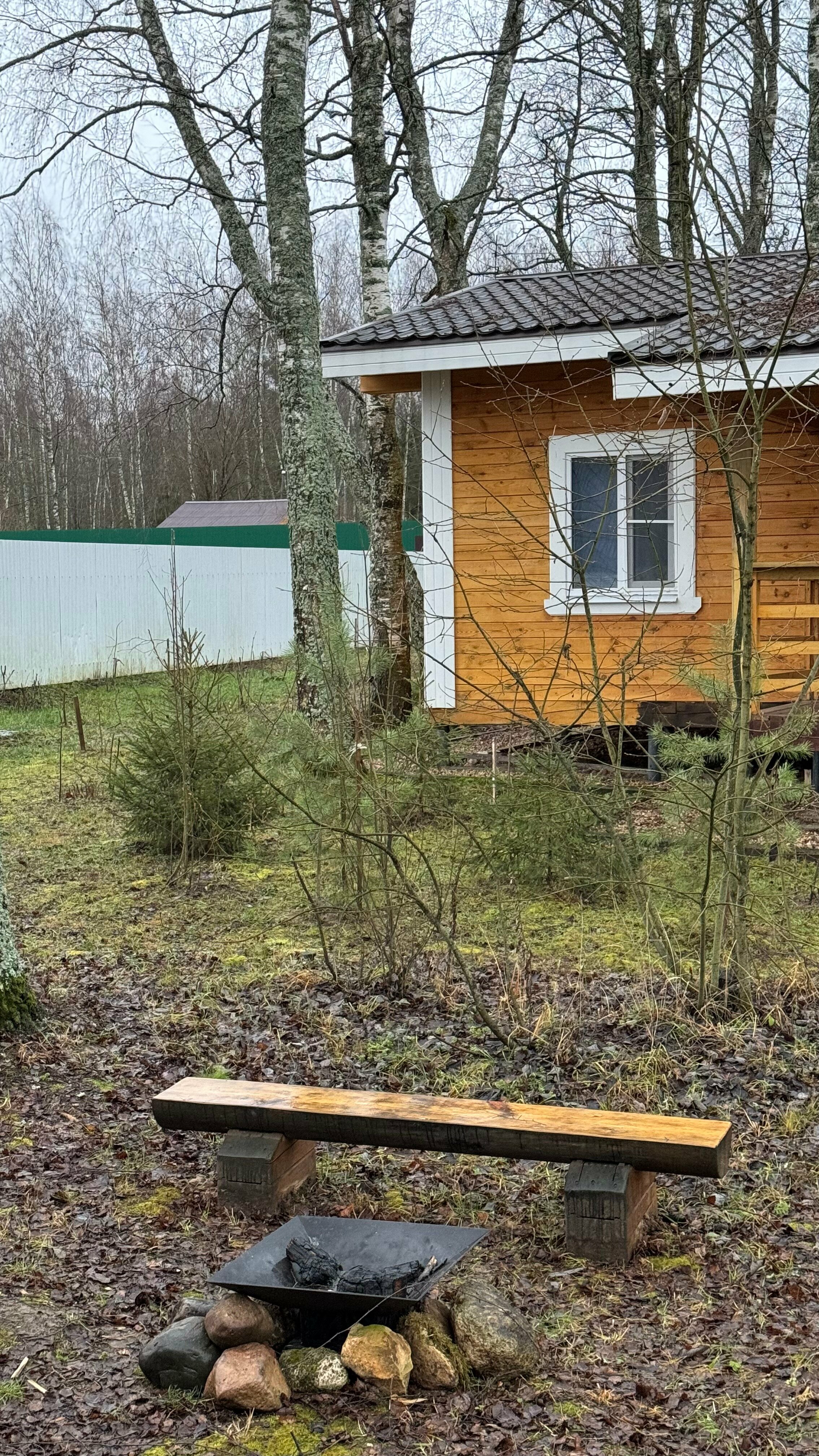 Дом с просторной терассой и видом на воду