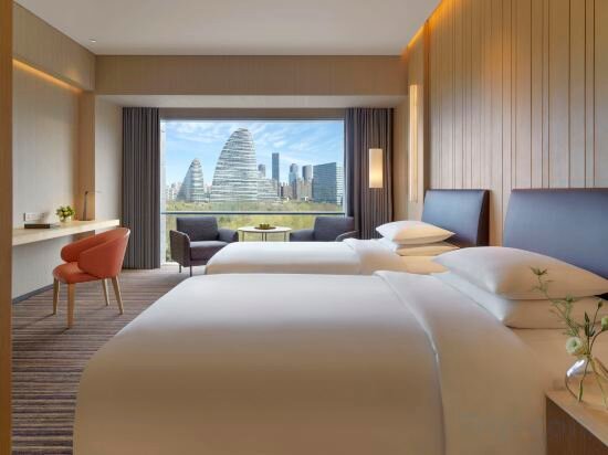 2 Twin Beds Club Access