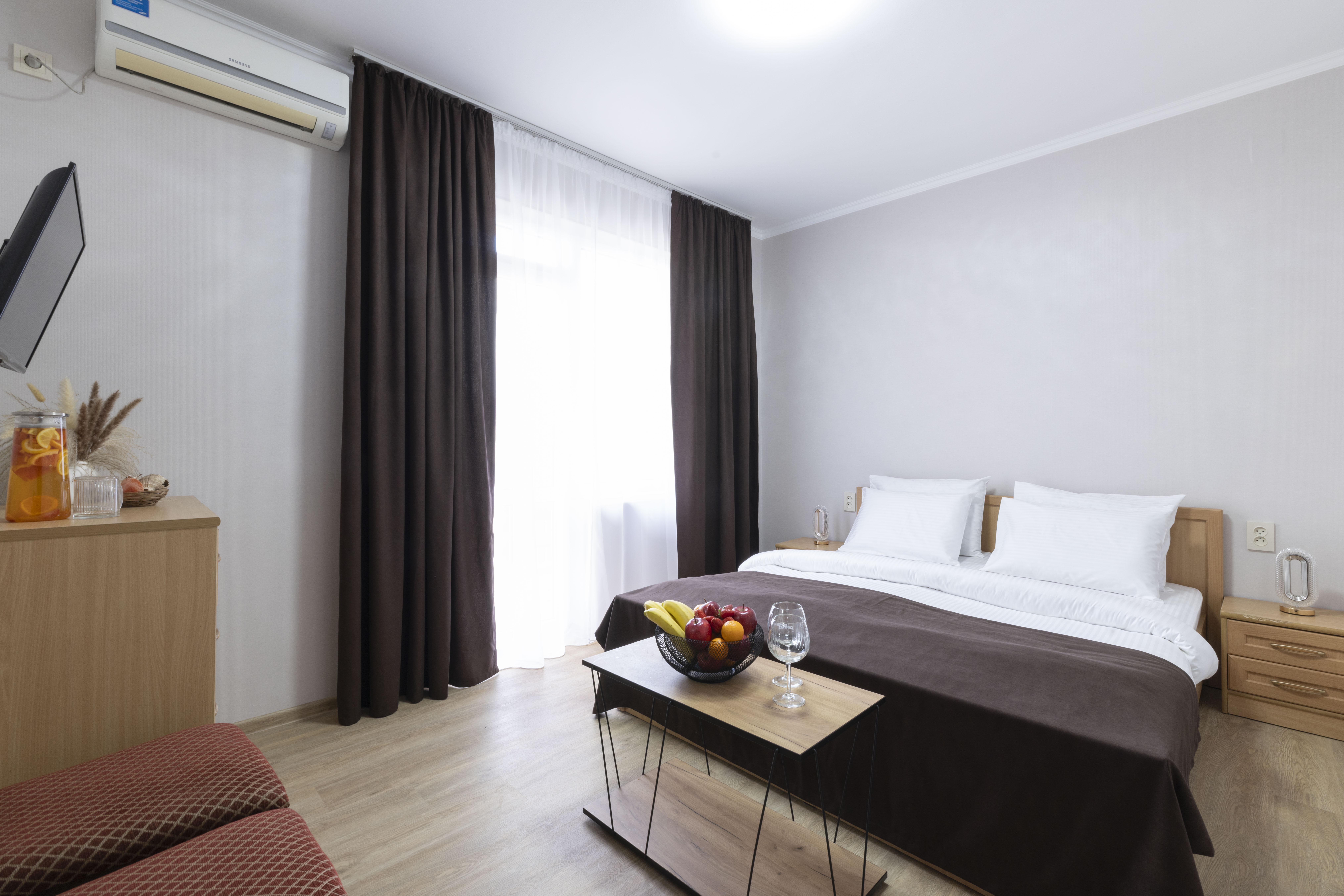 Двухкомнатный четырехместный номер с двумя балконами