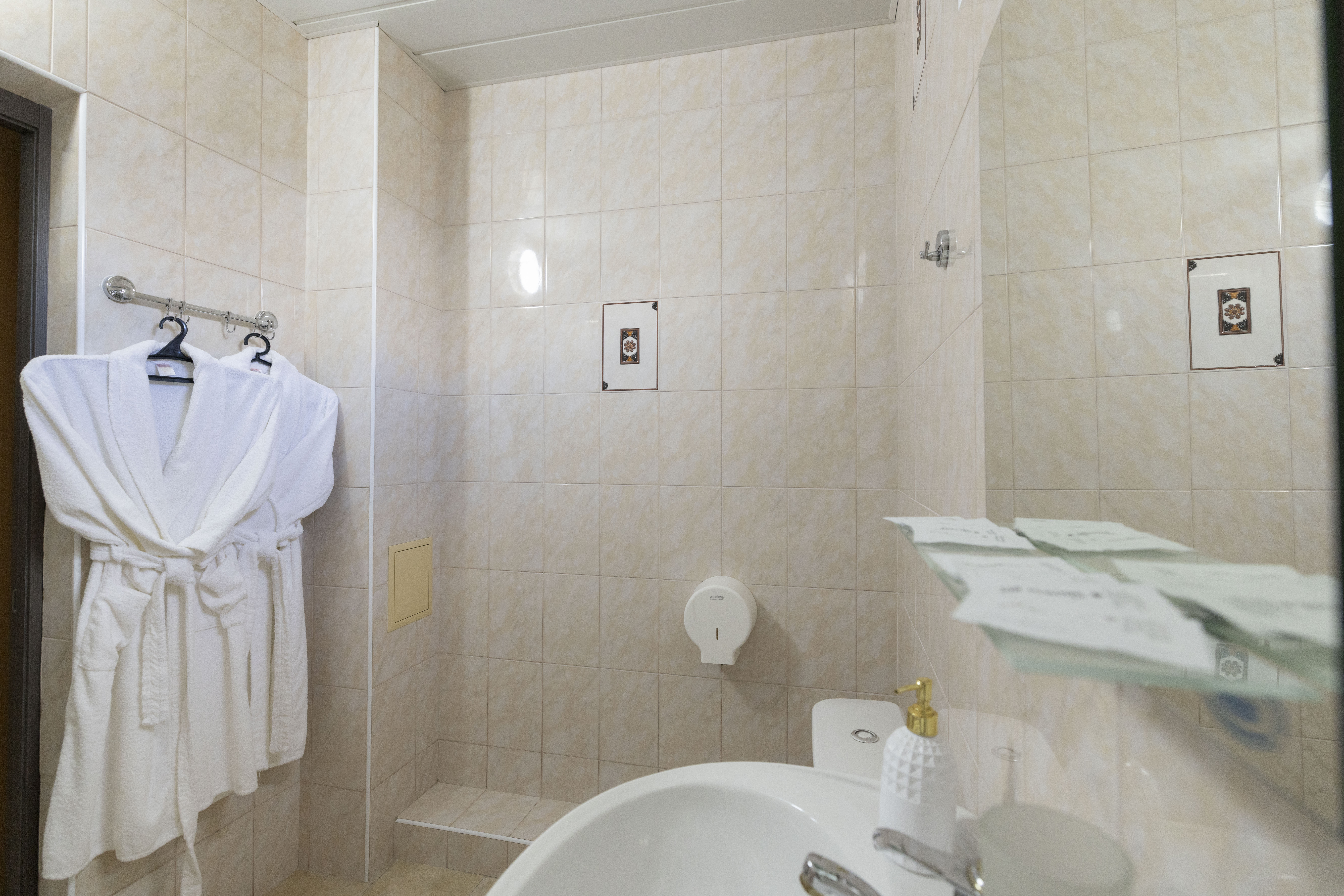 Двухкомнатный четырехместный номер с двумя балконами