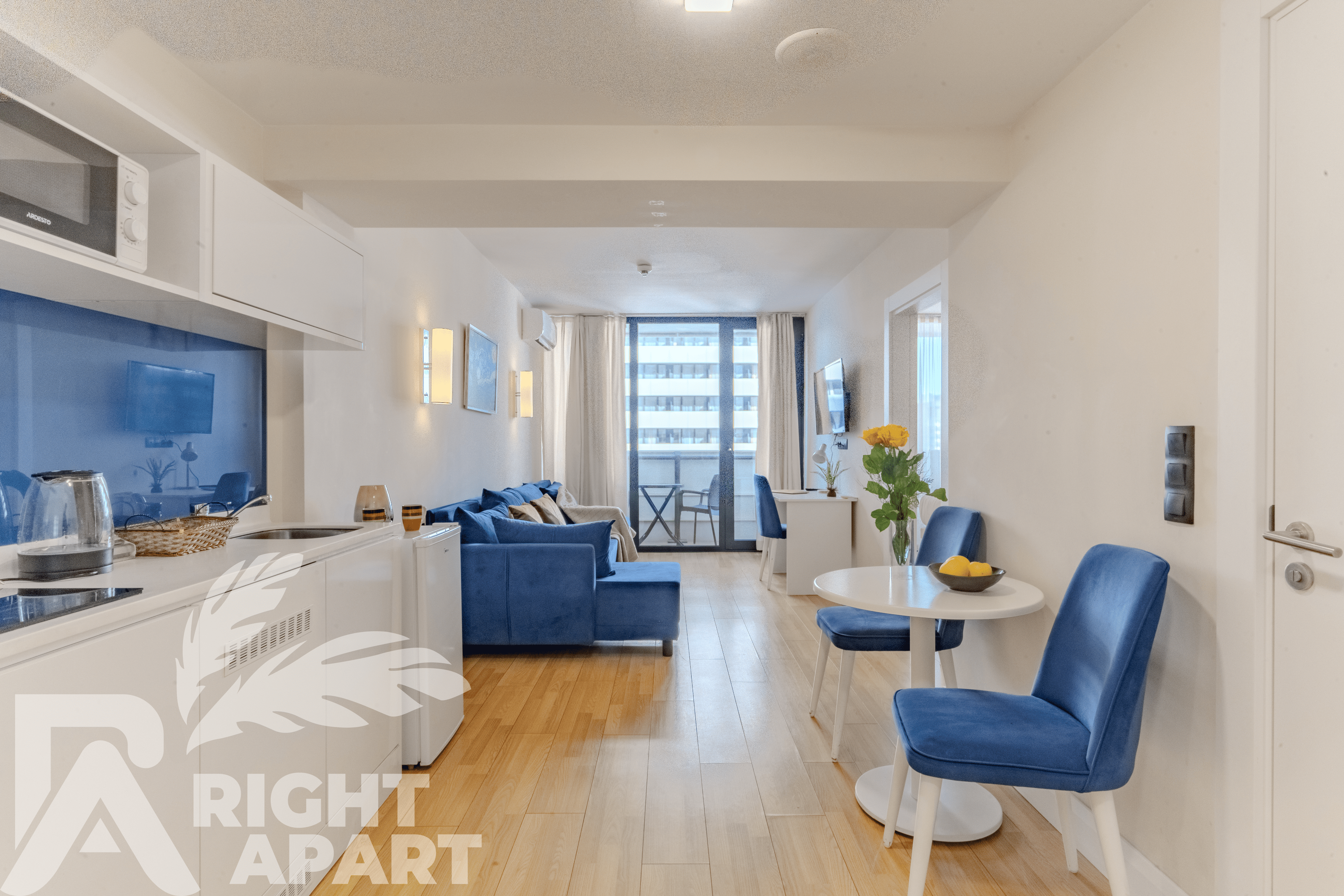 Семейный номер с боковым видом на море