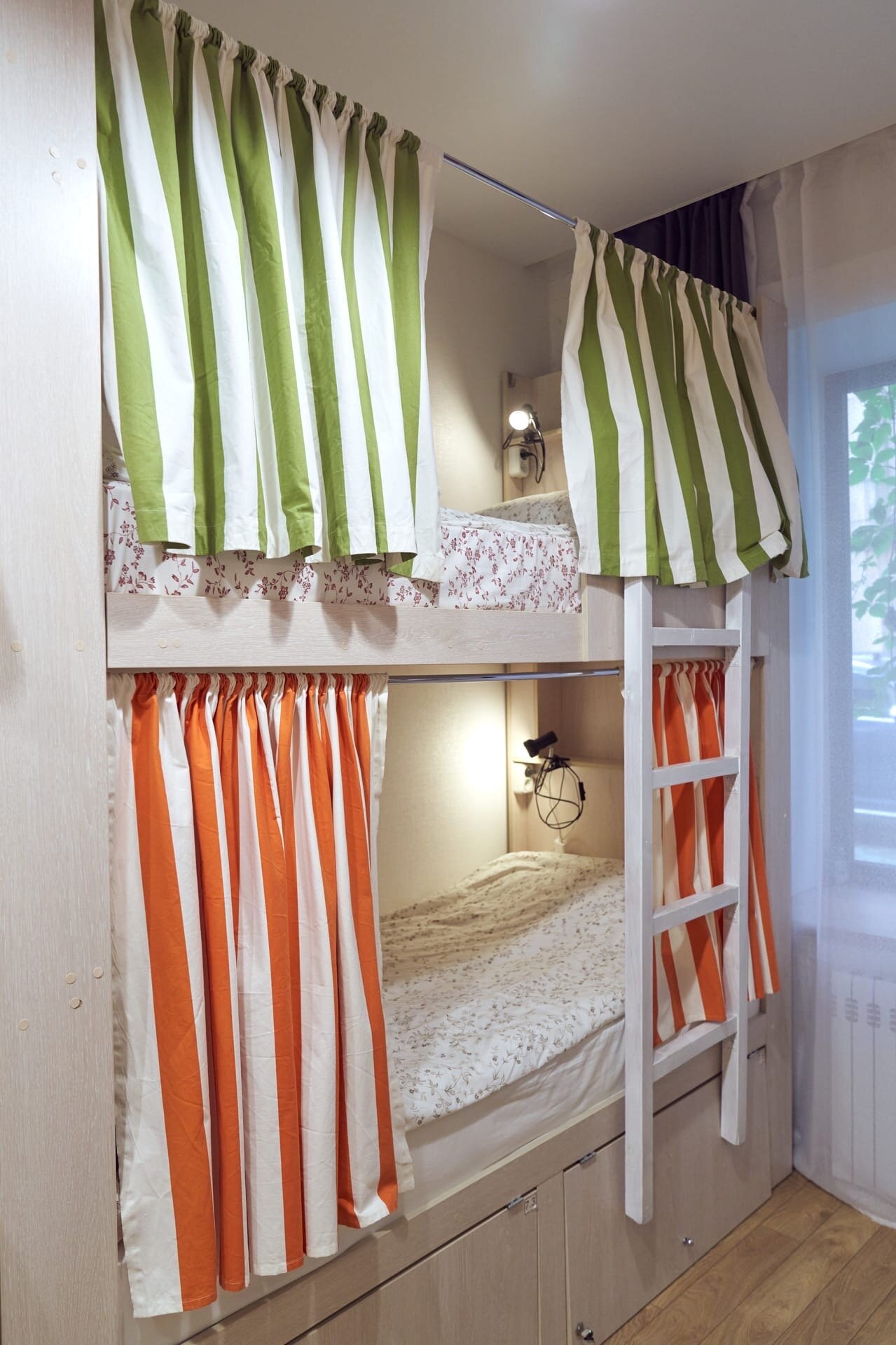 Односпальная кровать в общем номере для женщин