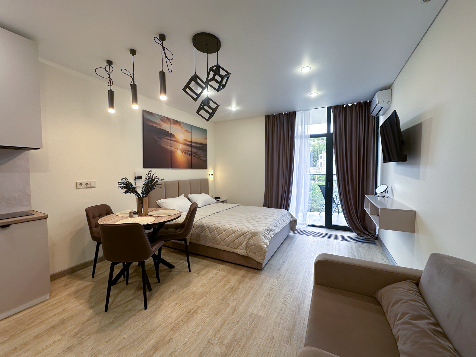 Дизайнерская студия LS-DREAM VACATION отдых мечты в Алуште - вид на город и горы с 5 этажа