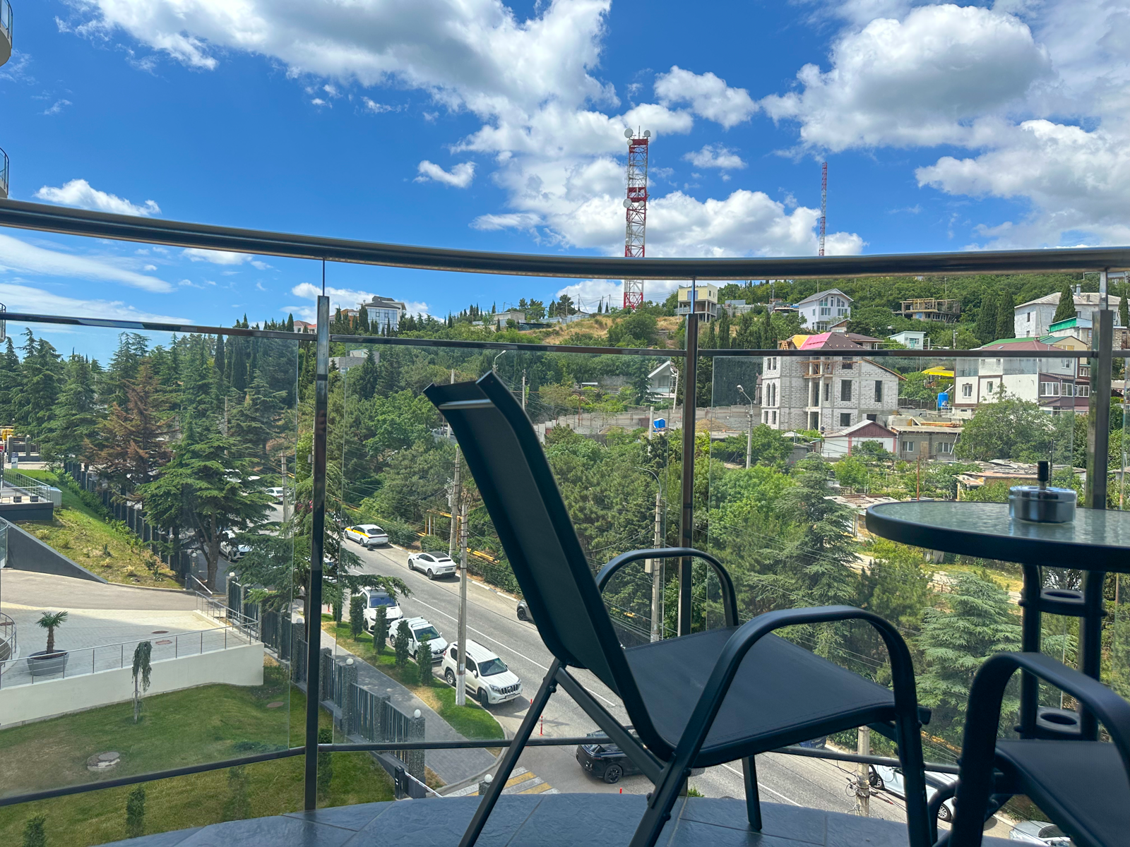 Дизайнерская студия LS-DREAM VACATION отдых мечты в Алуште - вид на город и горы с 5 этажа