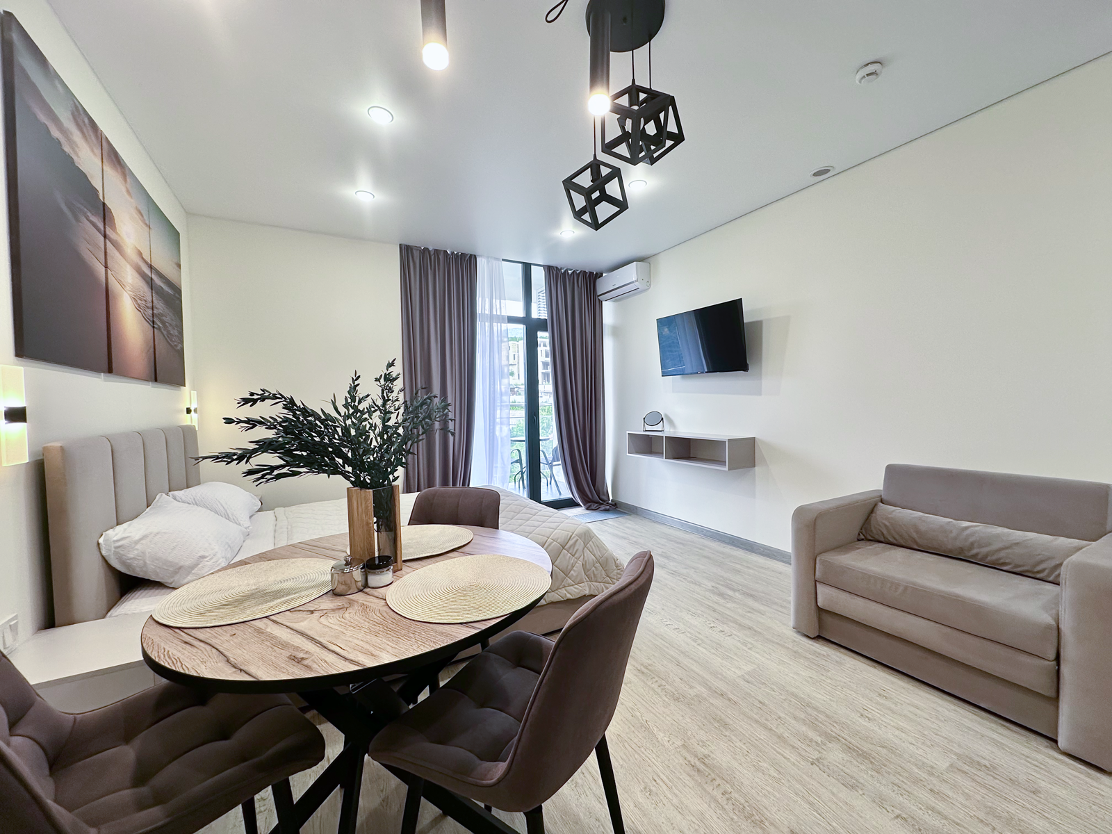 Дизайнерская студия LS-DREAM VACATION отдых мечты в Алуште - вид на город и горы с 5 этажа