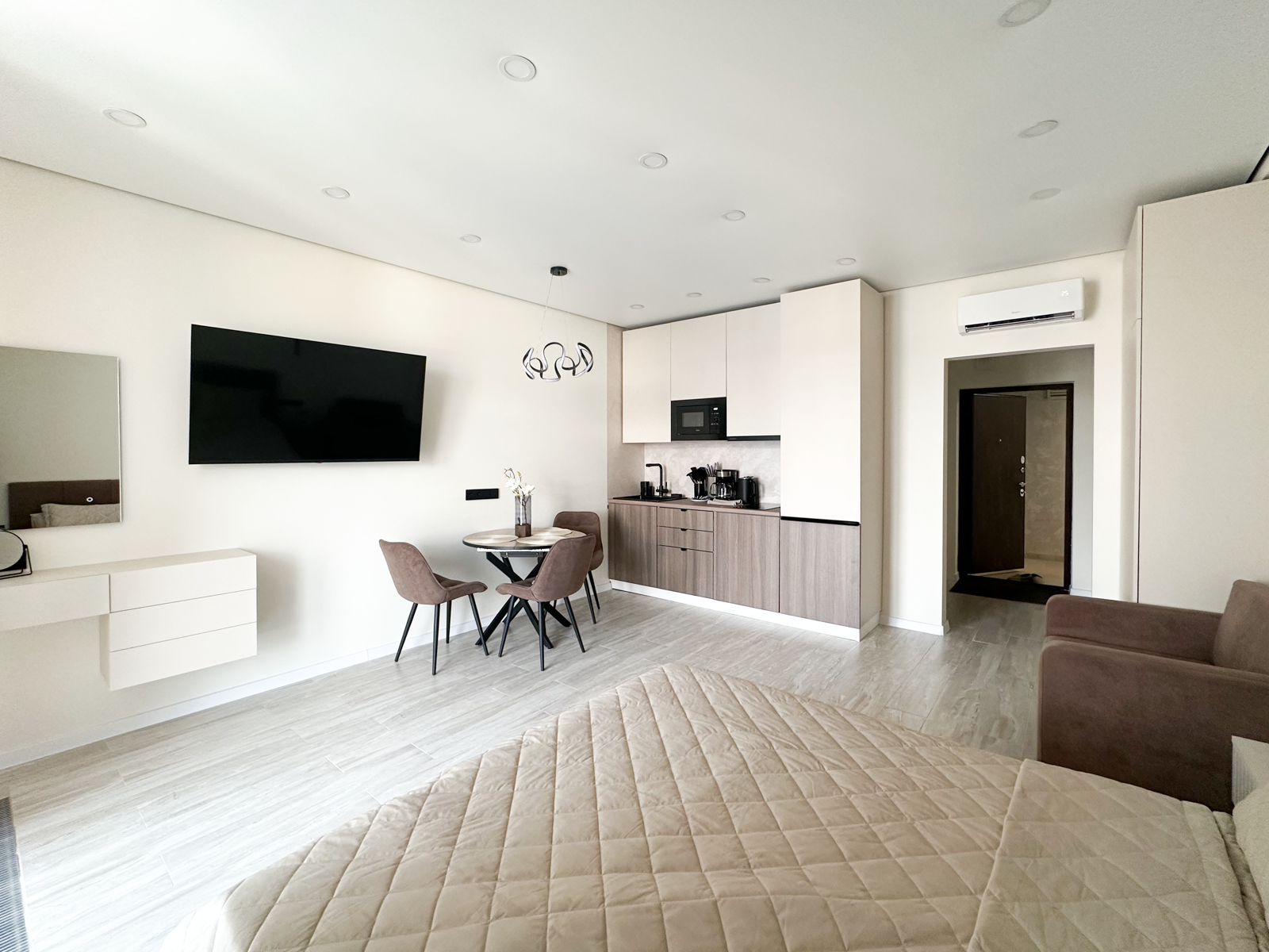 Дизайнерская студия  LS - LUX- BEAUTIFUL DAYS прекрасные дни в Алуште - вид на горы и море с 15 этажа