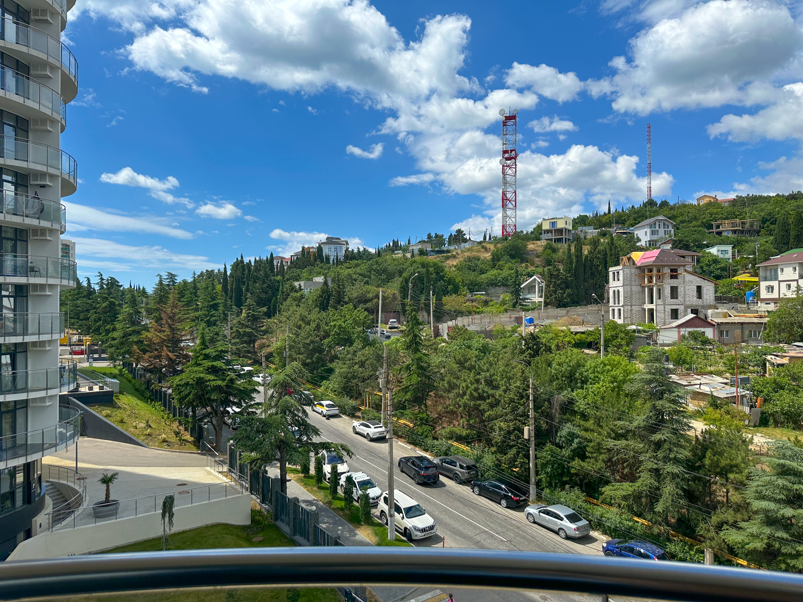 Дизайнерская студия LS-DREAM VACATION отдых мечты в Алуште - вид на город и горы с 5 этажа