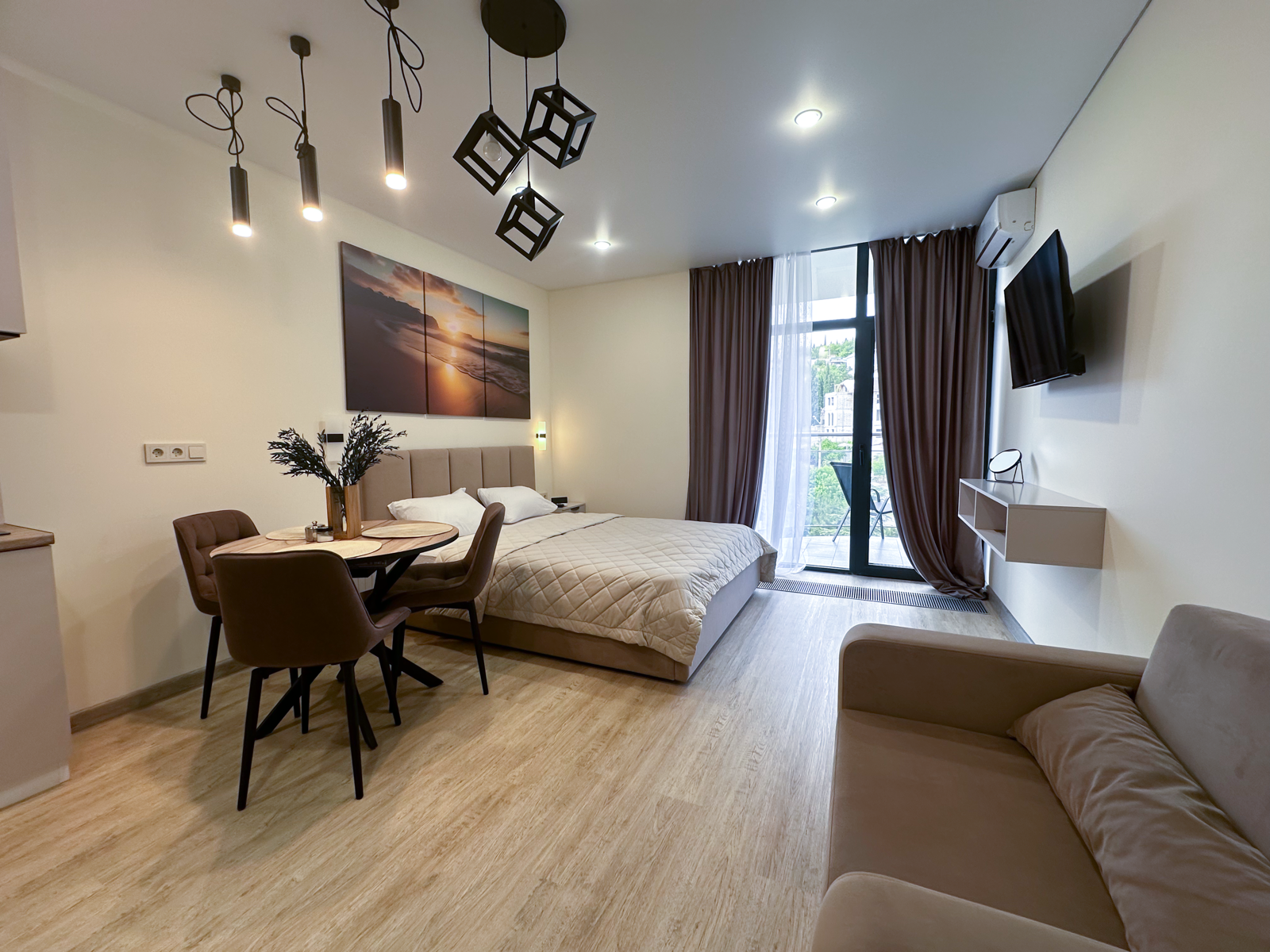 Дизайнерская студия LS-DREAM VACATION отдых мечты в Алуште - вид на город и горы с 5 этажа