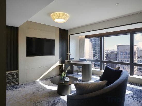 1 King Junior Suite Club Lounge Access