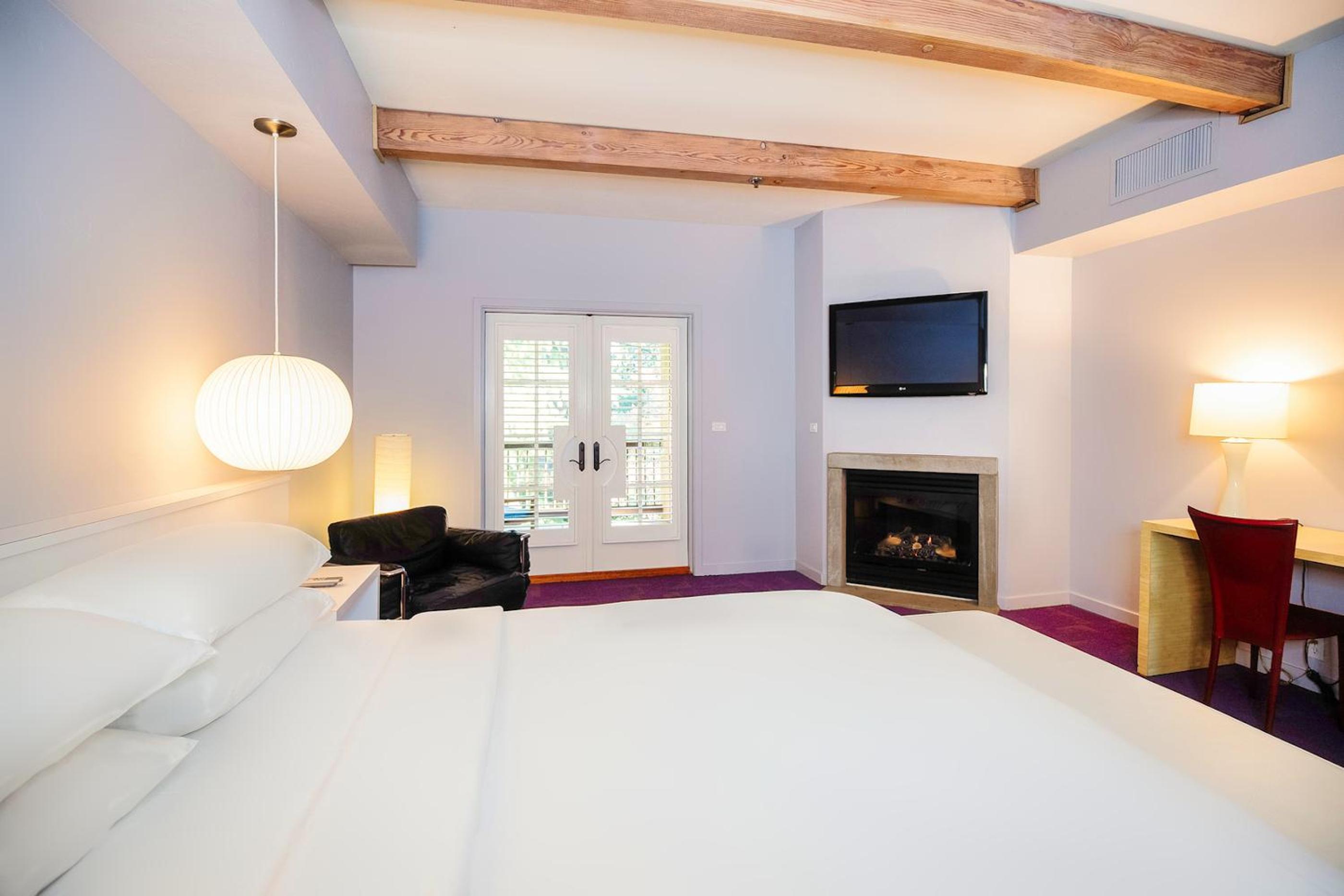 Deluxe One King Bed with Fireplace