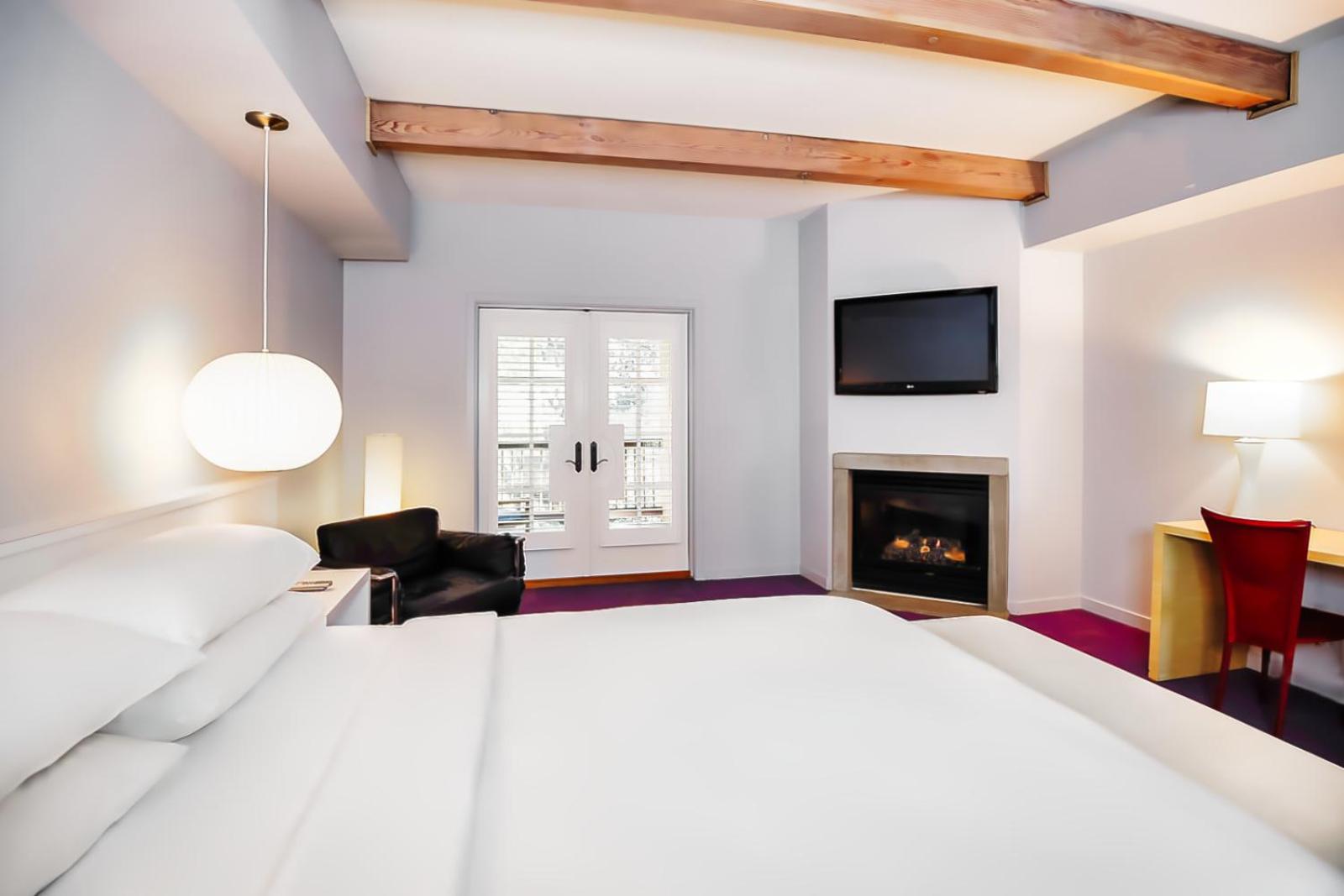 Deluxe One King Bed with Fireplace