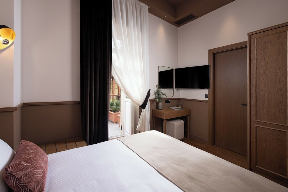 Deluxe Double Room with Partial Sea View