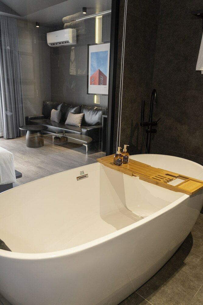 Kin Inspired 2 With Balcony