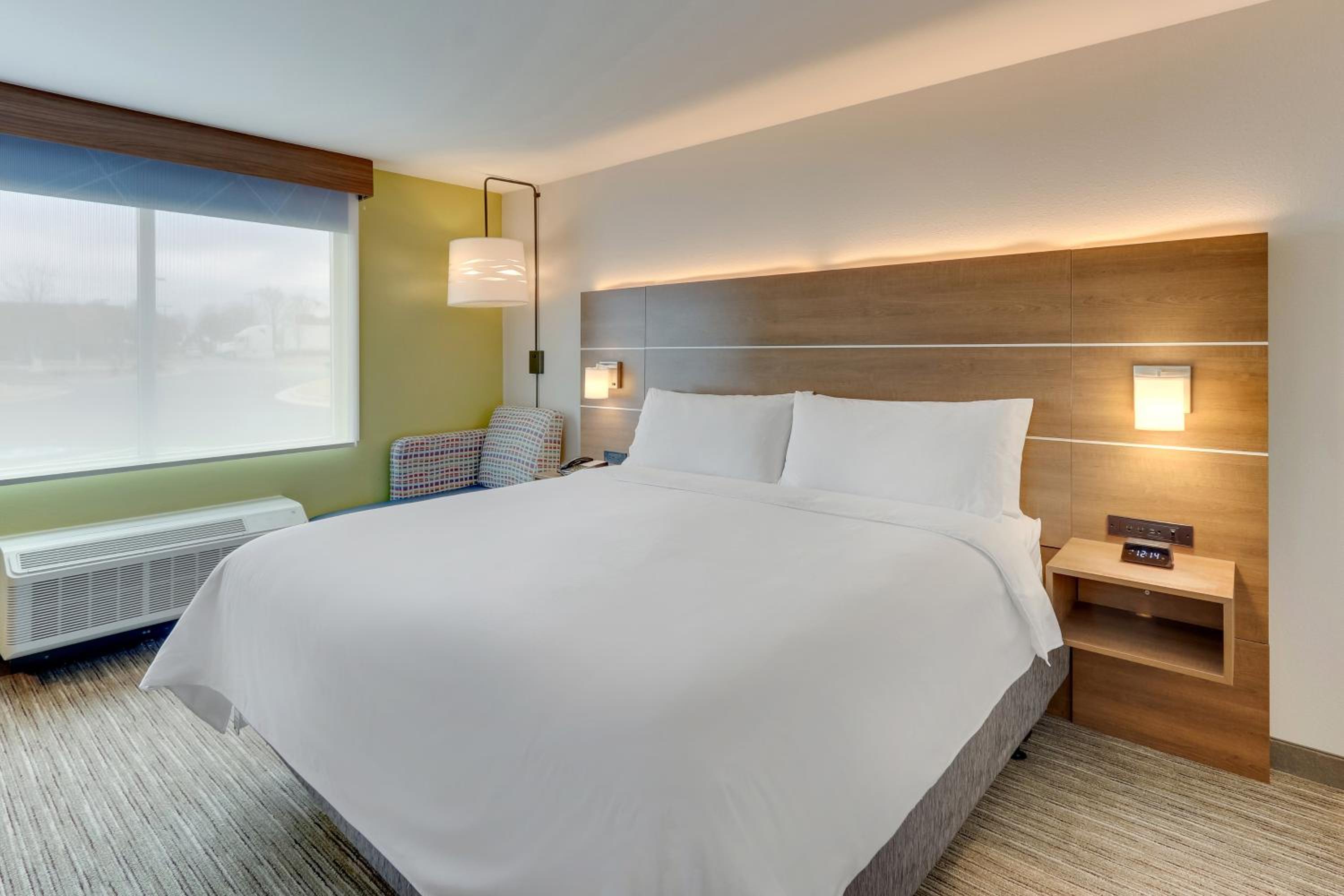 Standard King Room with Accessible Tub - Mobility Access