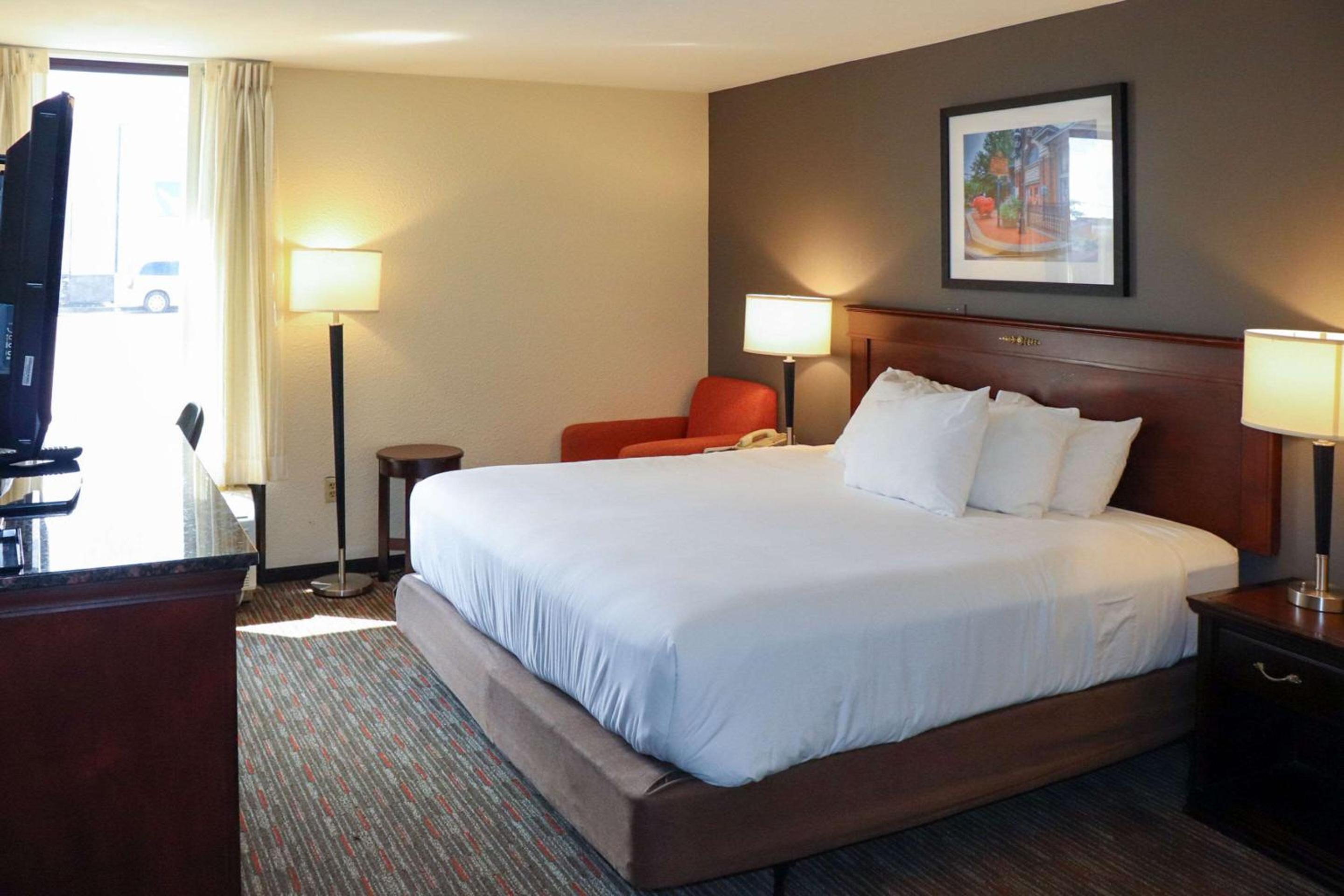 King Room - Non Smoking/Interior Hall