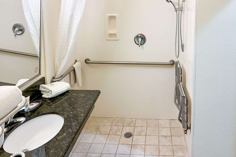 Suite, 1 King Bed, Leisure Chair, Accessible Tub, Accessible, Non-Smoking