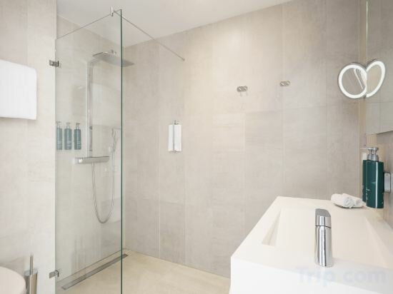 Queen Guest Room with Water View