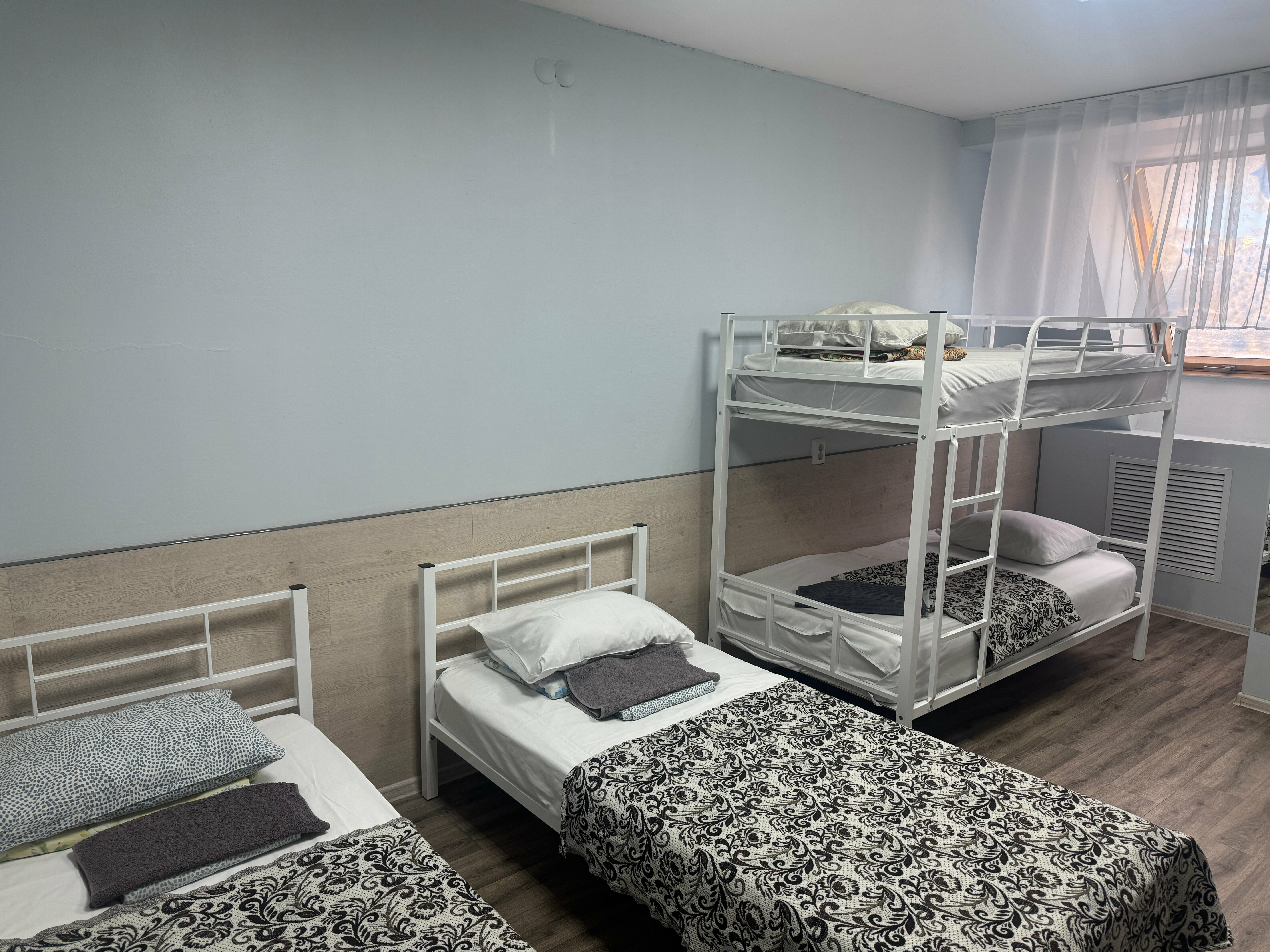 Четырехместный номер с общей ванной комнатой