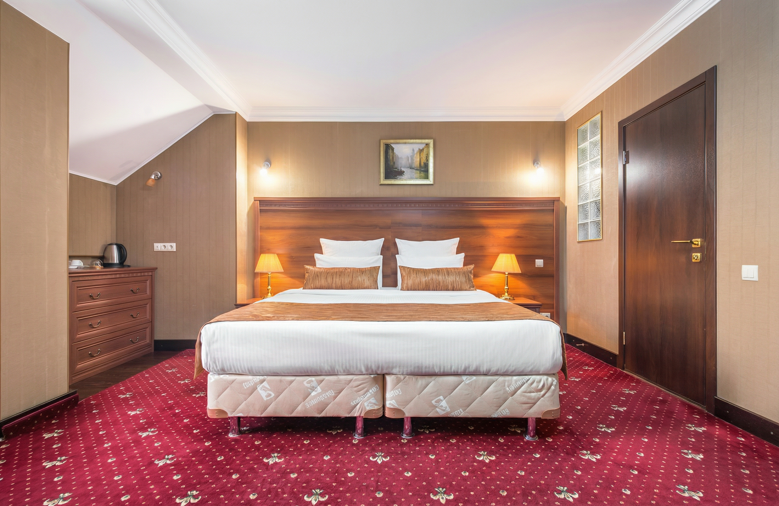 Стандартный номер с кроватью размера «king-size» на мансардном этаже.