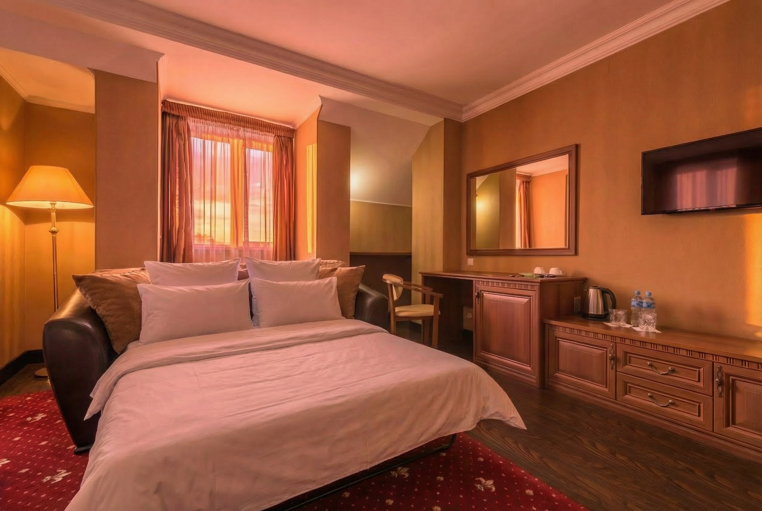 Стандартный номер с потолками 2,7 м и выходом на балкон (пожарная лестница) на мансардном этаже.