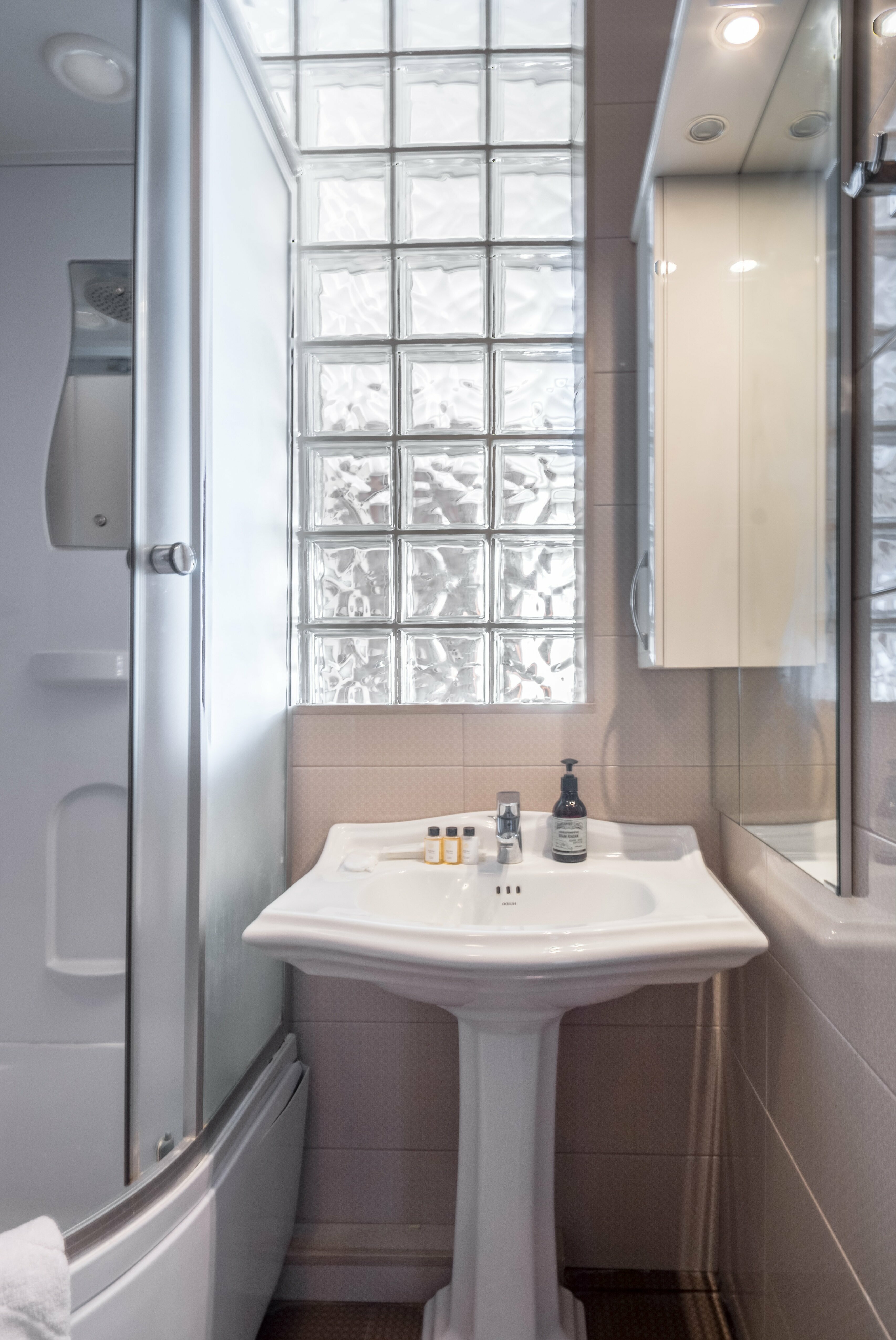 Полулюкс с раздельными кроватями (просторный, с высокими потолками 3,2 м)