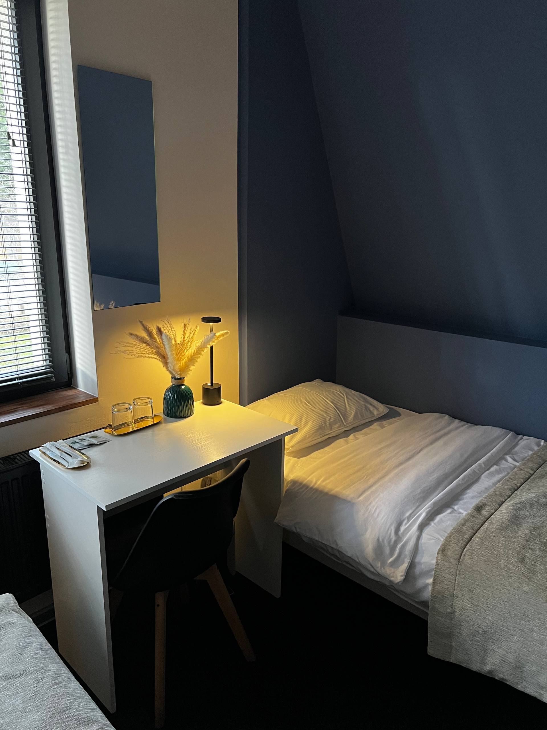 Односпальная кровать в общем мужском номере