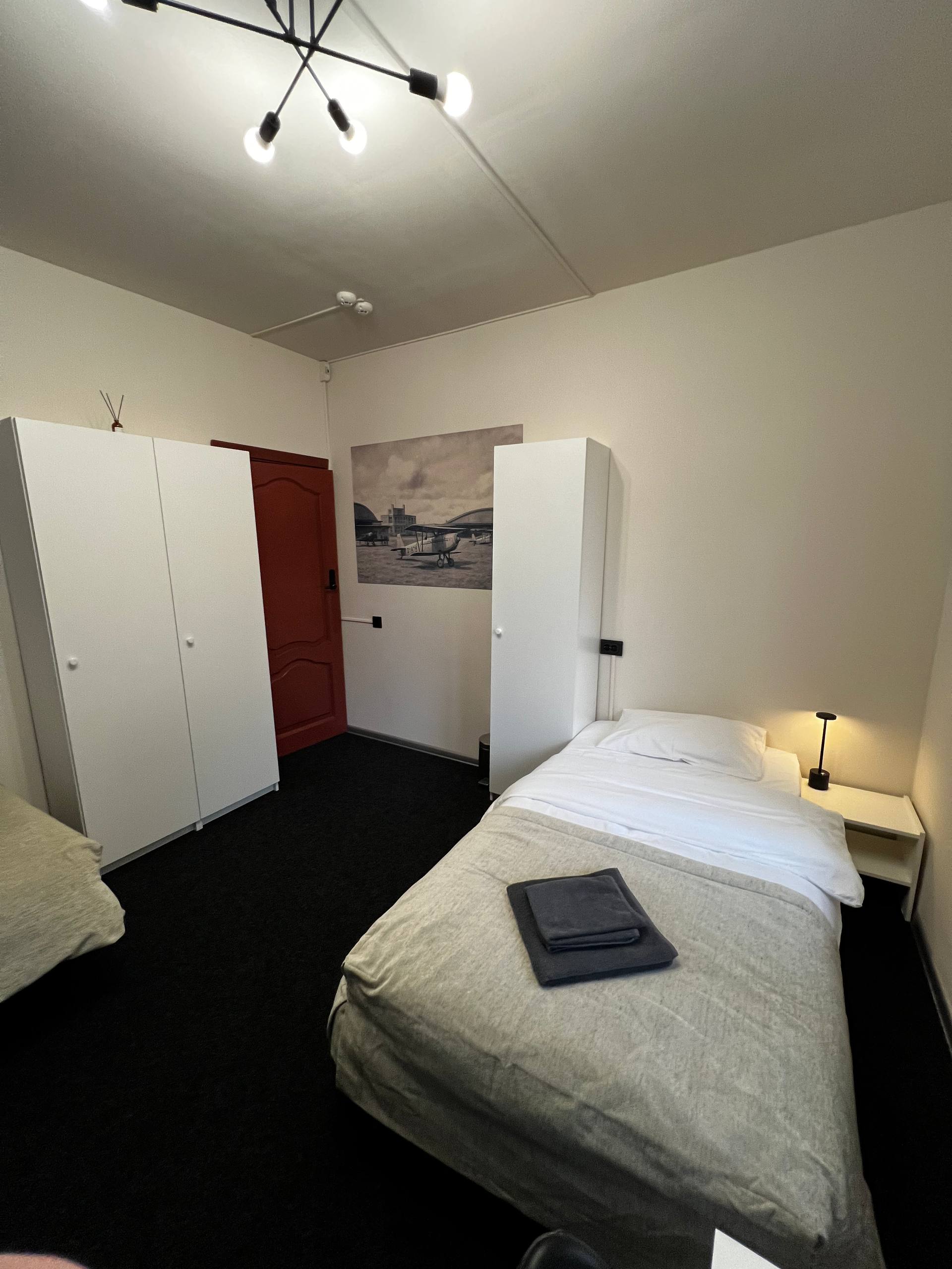 Односпальная кровать в общем мужском номере