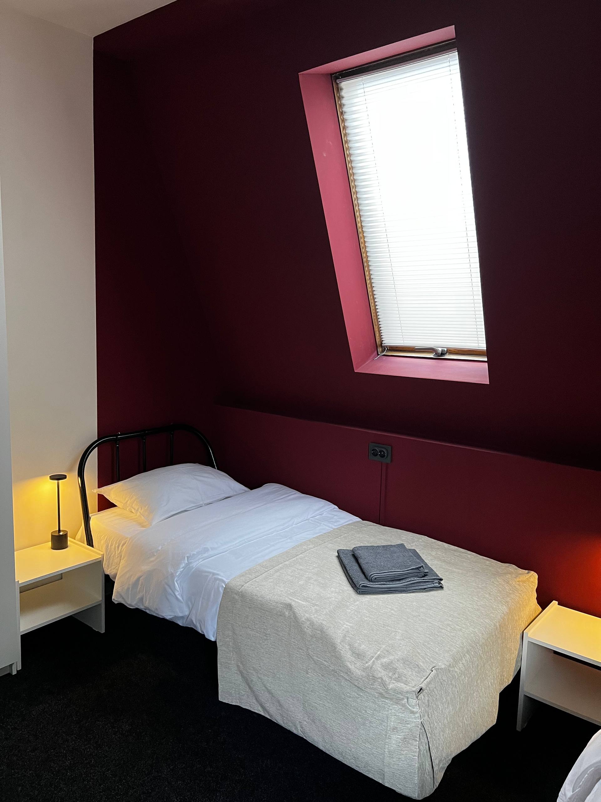 Односпальная кровать в общем номере для женщин