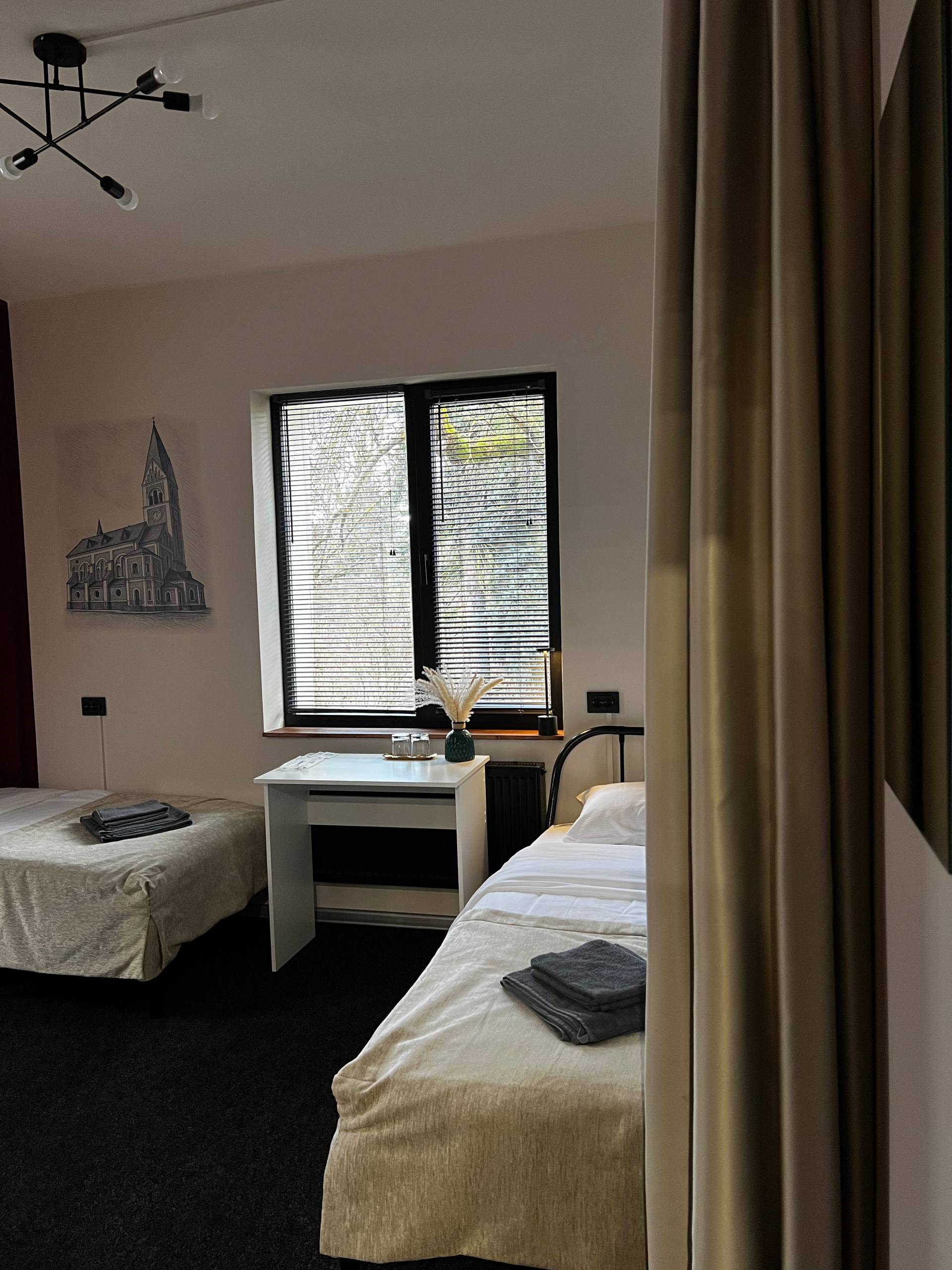 Односпальная кровать в общем номере для женщин