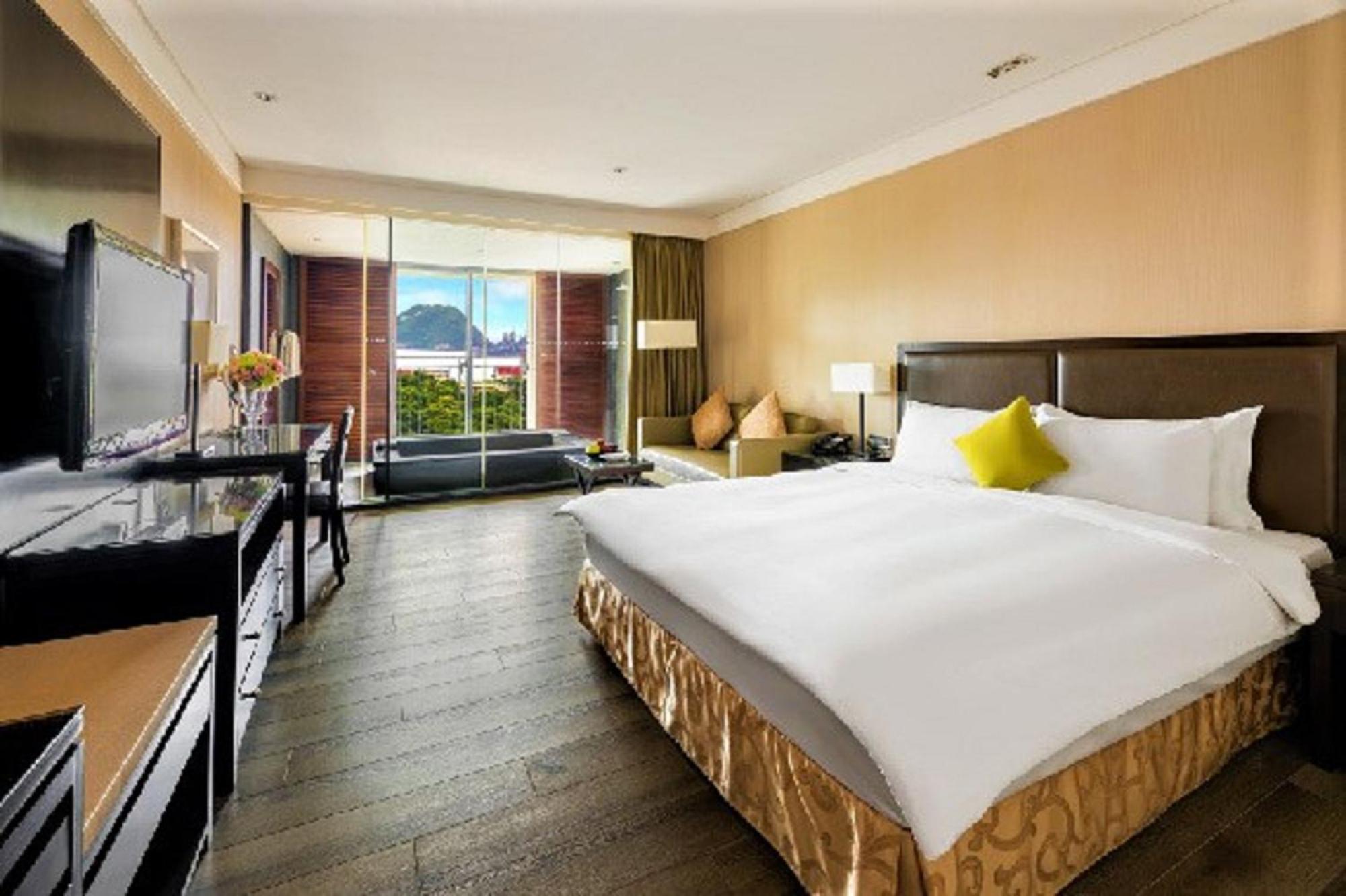 Deluxe Queen Room