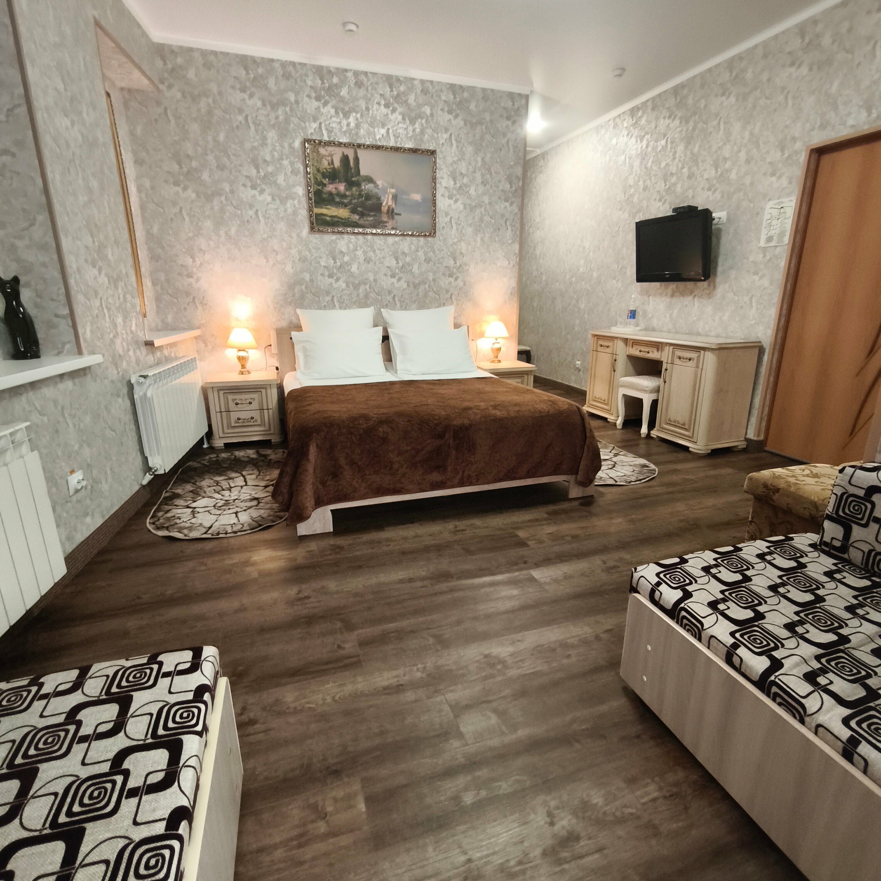 Двухместный номер категории "Семейный-Светлый" с двуспальной кроватью, с возможностью двух дополнительных мест.