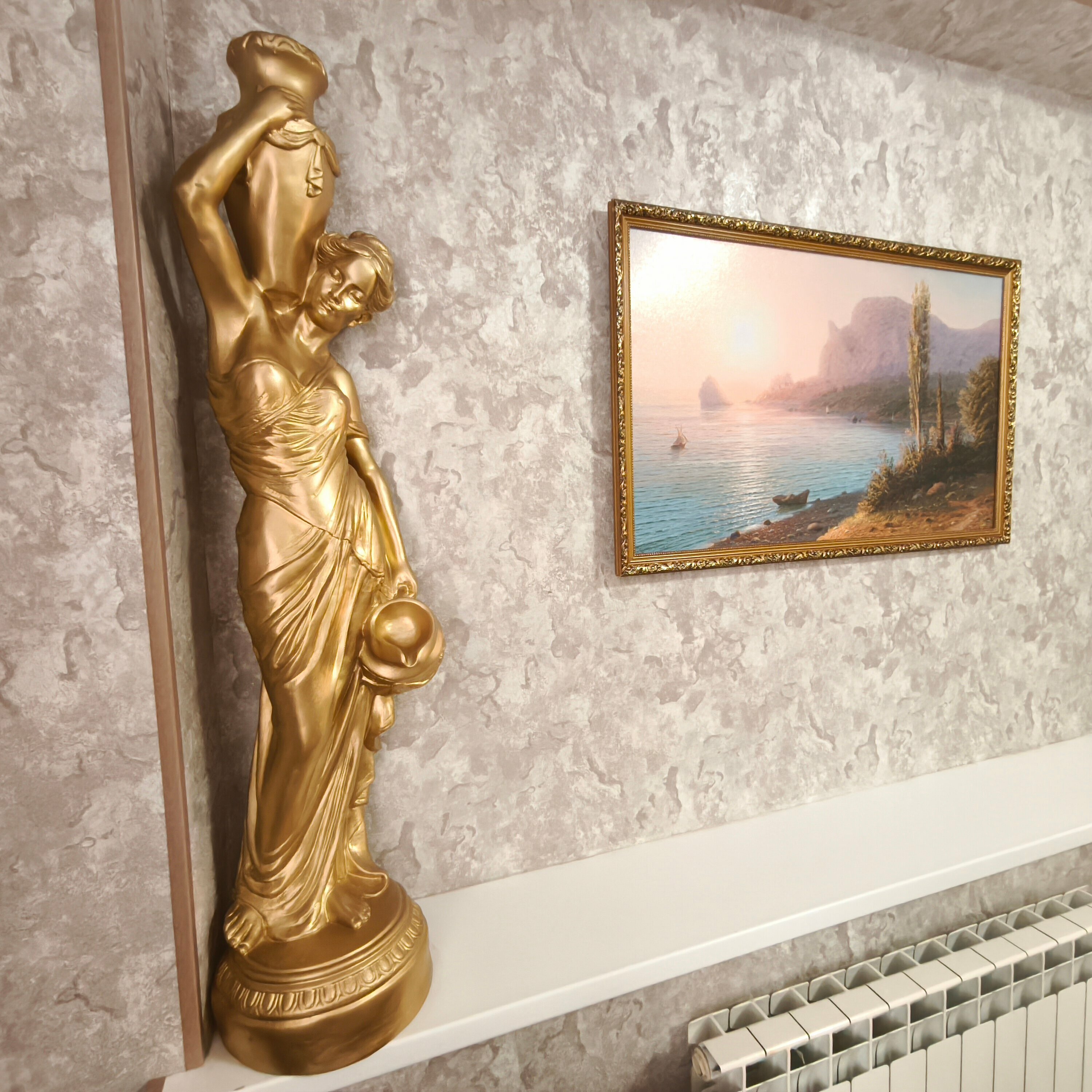 Двухместный номер категории "Семейный-Светлый" с двуспальной кроватью, с возможностью двух дополнительных мест.