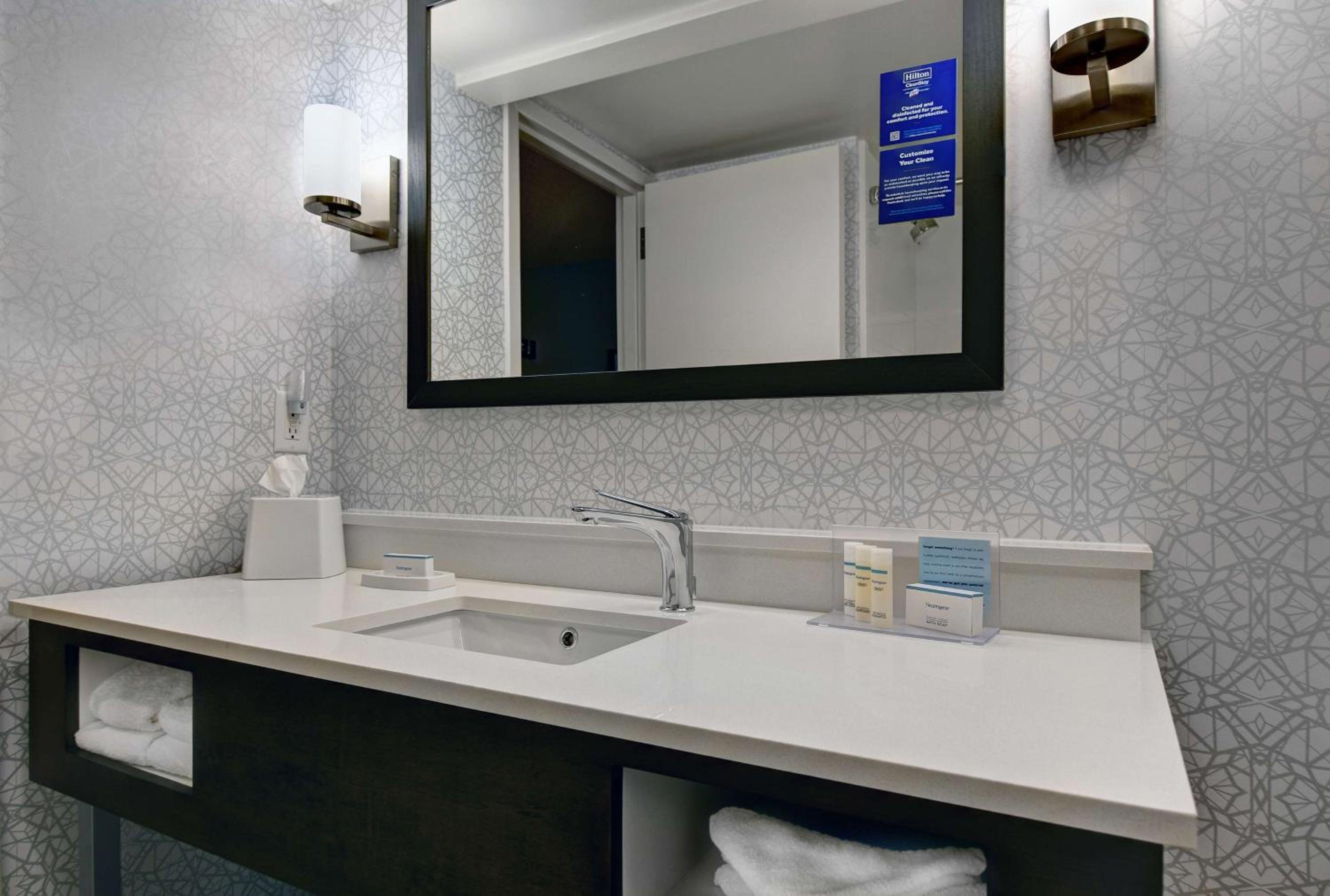 King Room with King Bed - Non-Smoking